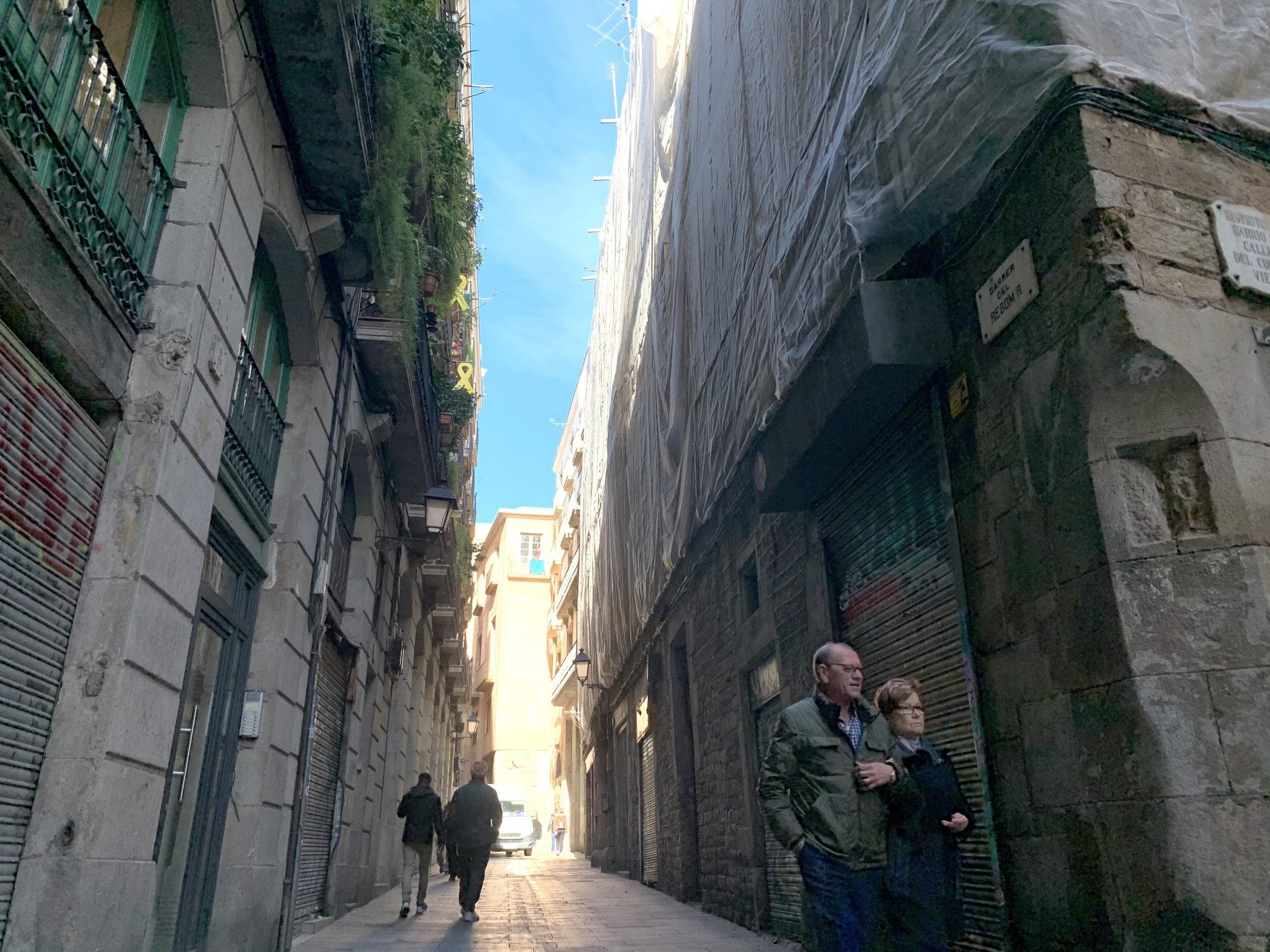 Veïns passejant pel carrer Regomir del barri Gòtic / Sílvia Barroso