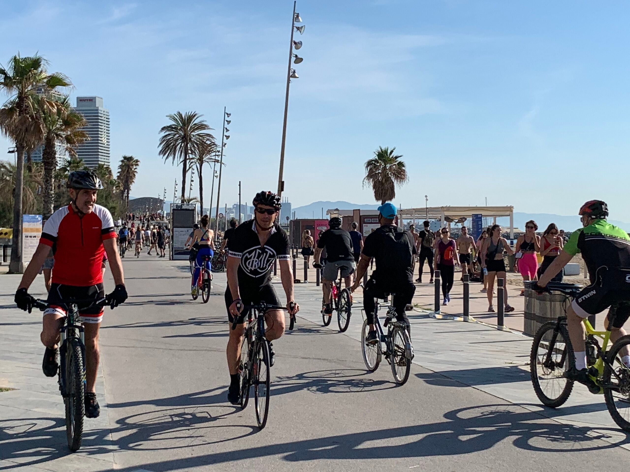 El passeig marítim s'omple de passejants i esportistes cada matí durant la desescalada / S.B.
