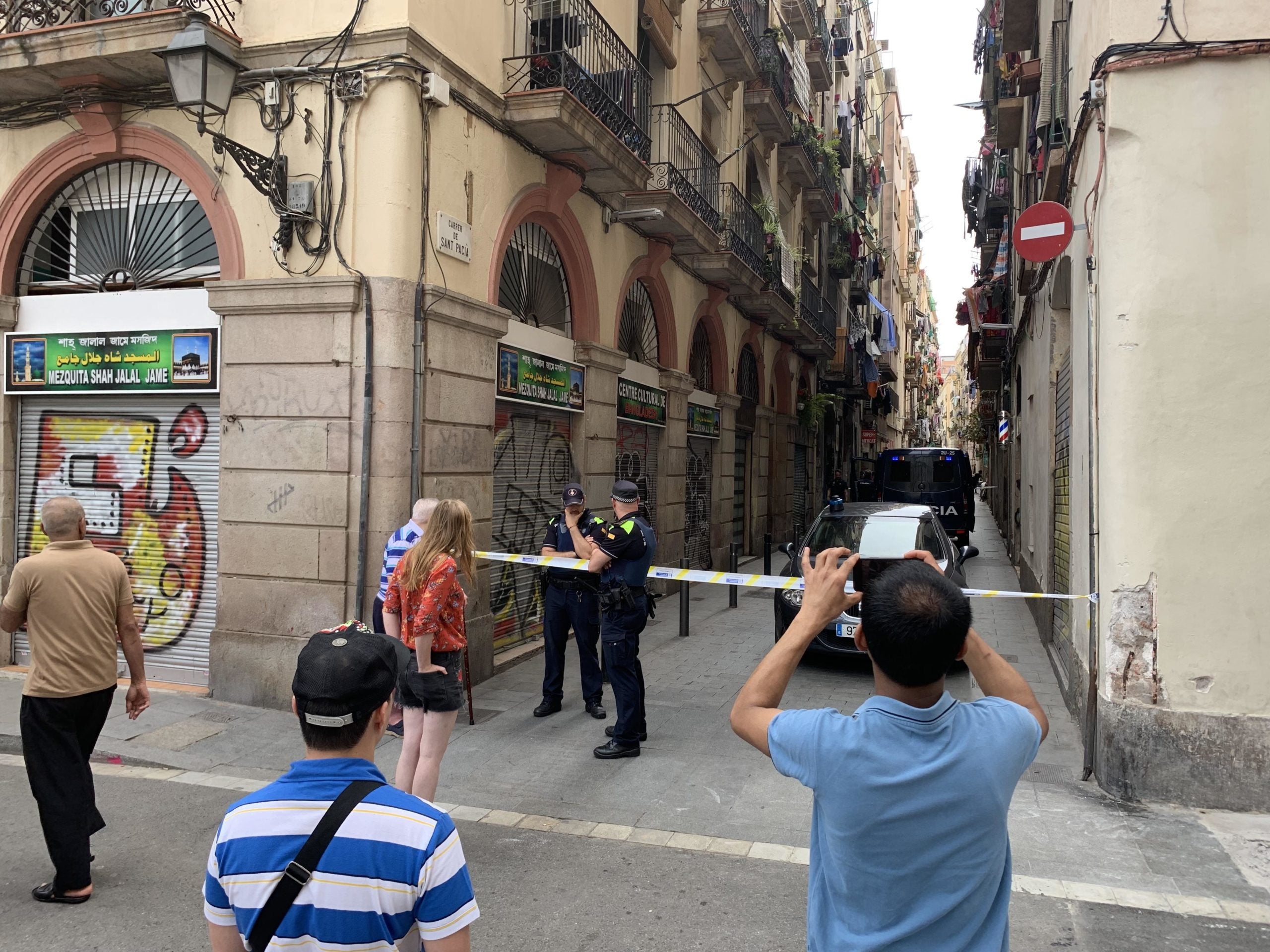 El carrer Sant Pacià, acordonat durant l'operatiu contra el narcotràfic al Raval / Sílvia Barroso