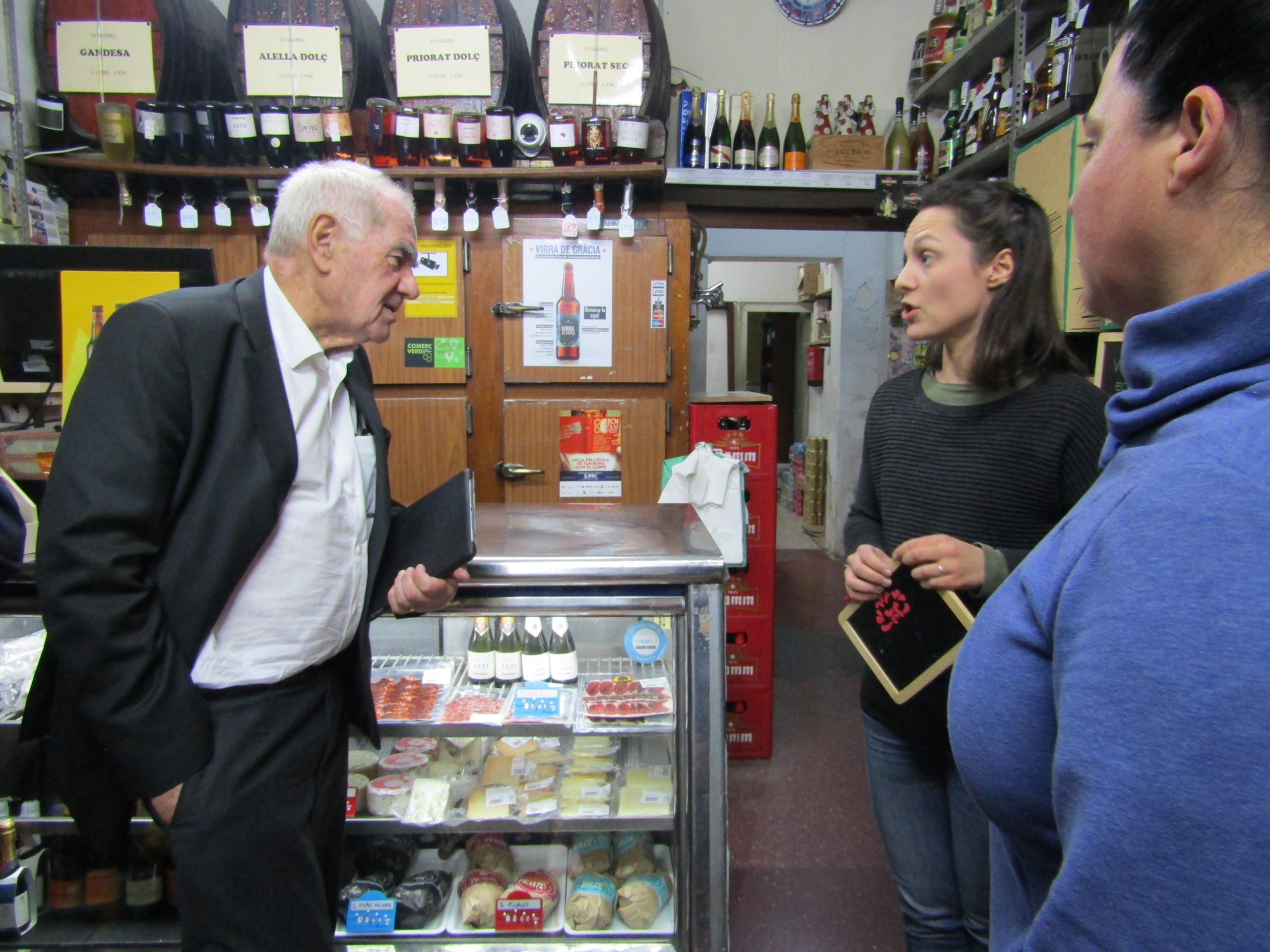 Ernest Maragall conversa amb l'Ada, dependenta de Bodegues Mallorquín / MMP