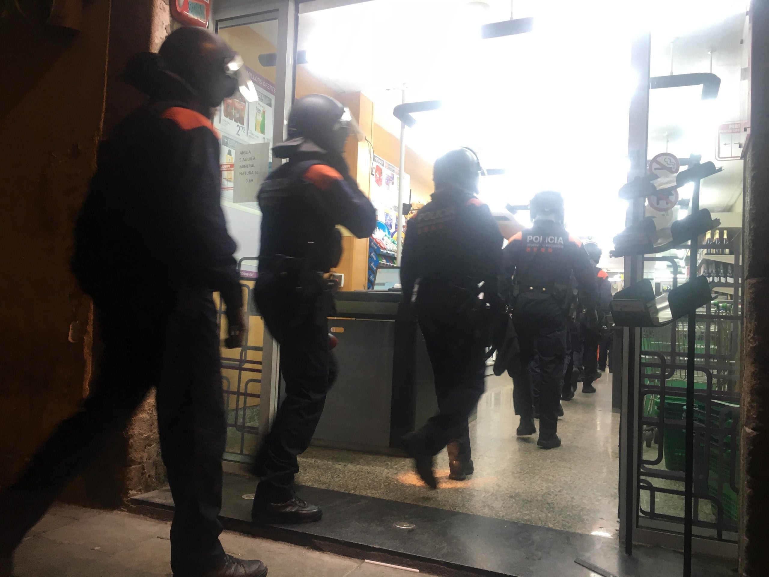 Mossos entrant a un supermercat per accedir a un narcopis / S.B.