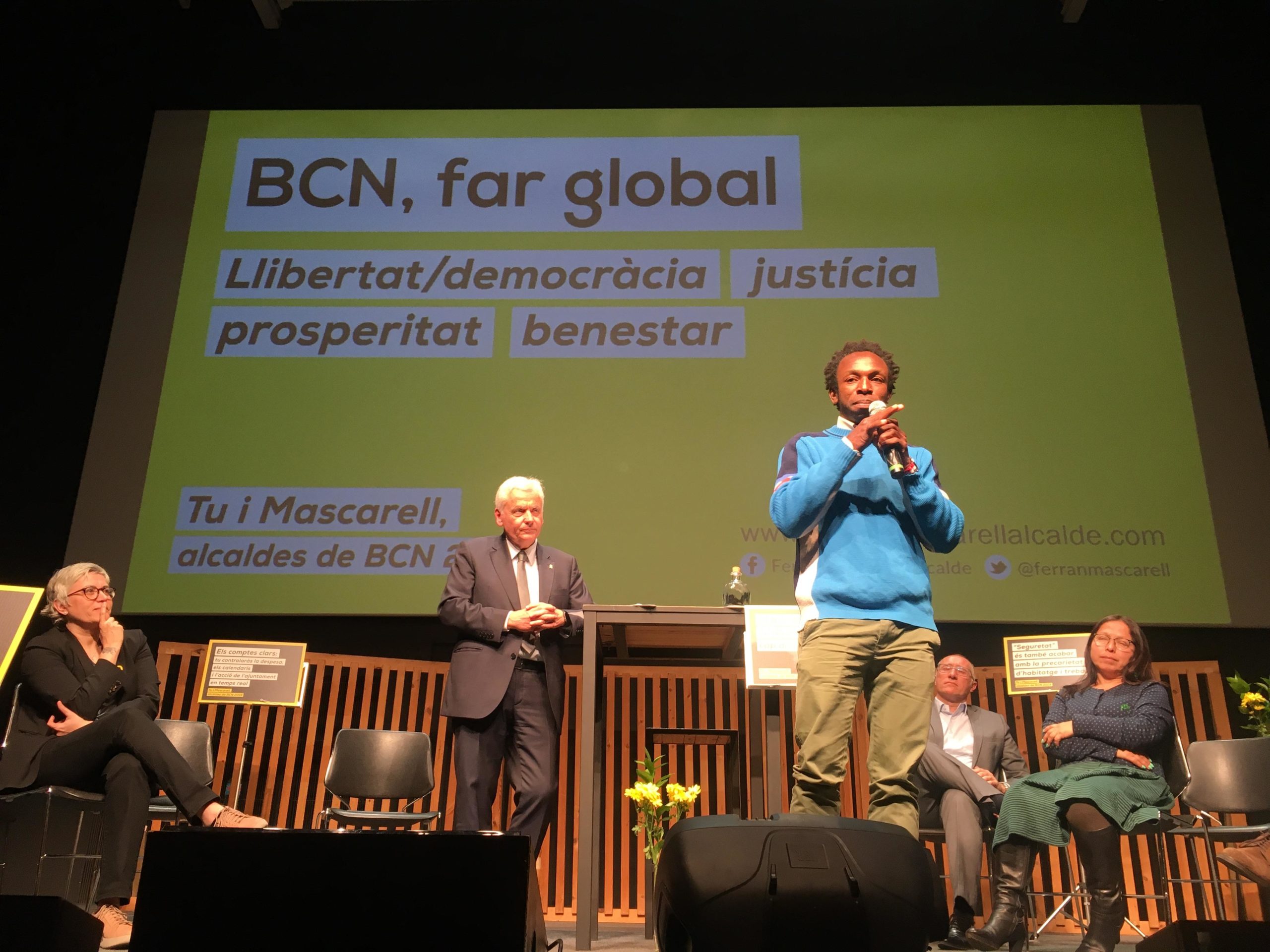 Ousman Umar, nascut a Ghana, parlant en l'acte 'BCN, far global' de Ferran Mascarell / S.B.