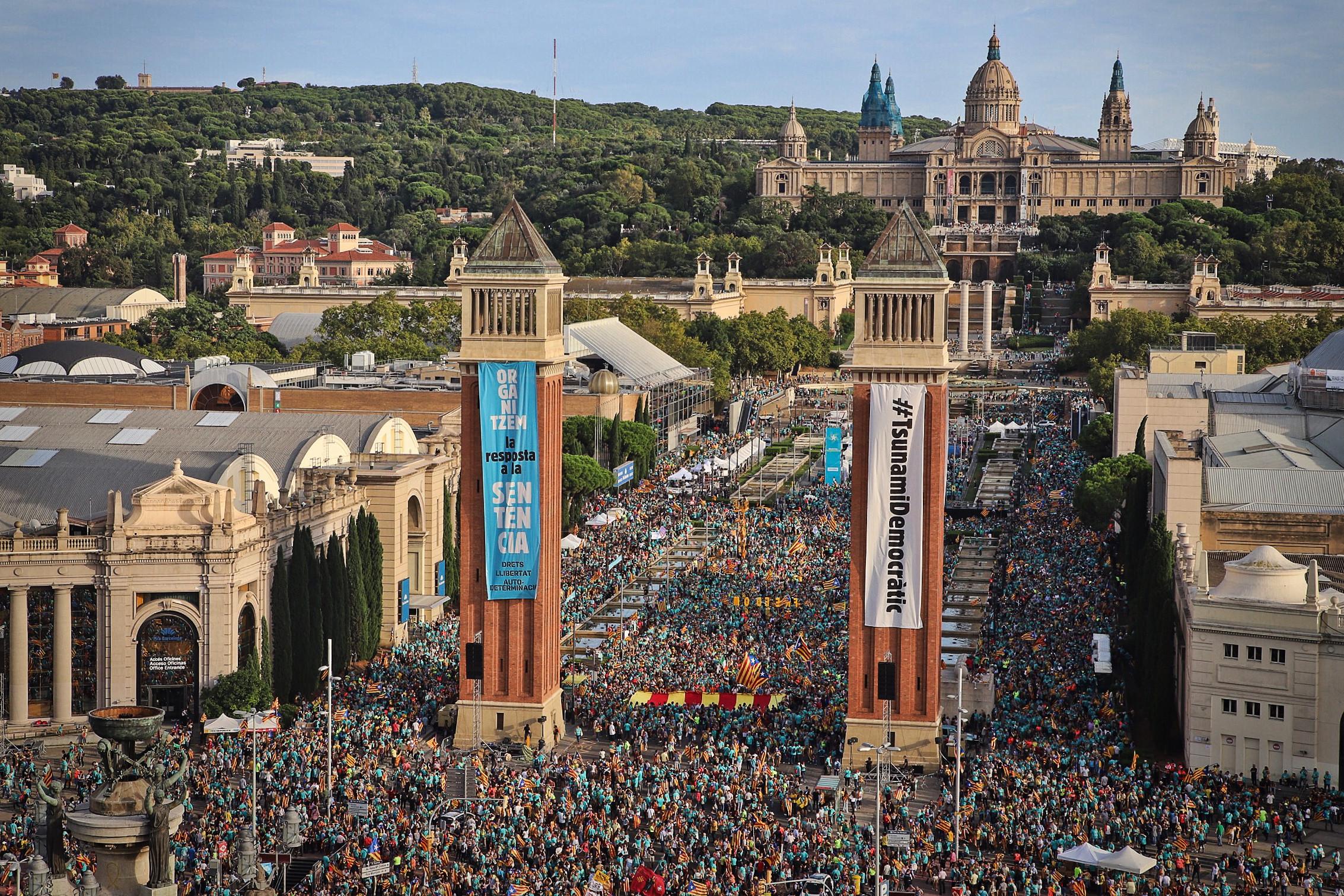 El Tsunami Democràtic desplega pancartes a les Torres Venecianes / Jordi Borràs