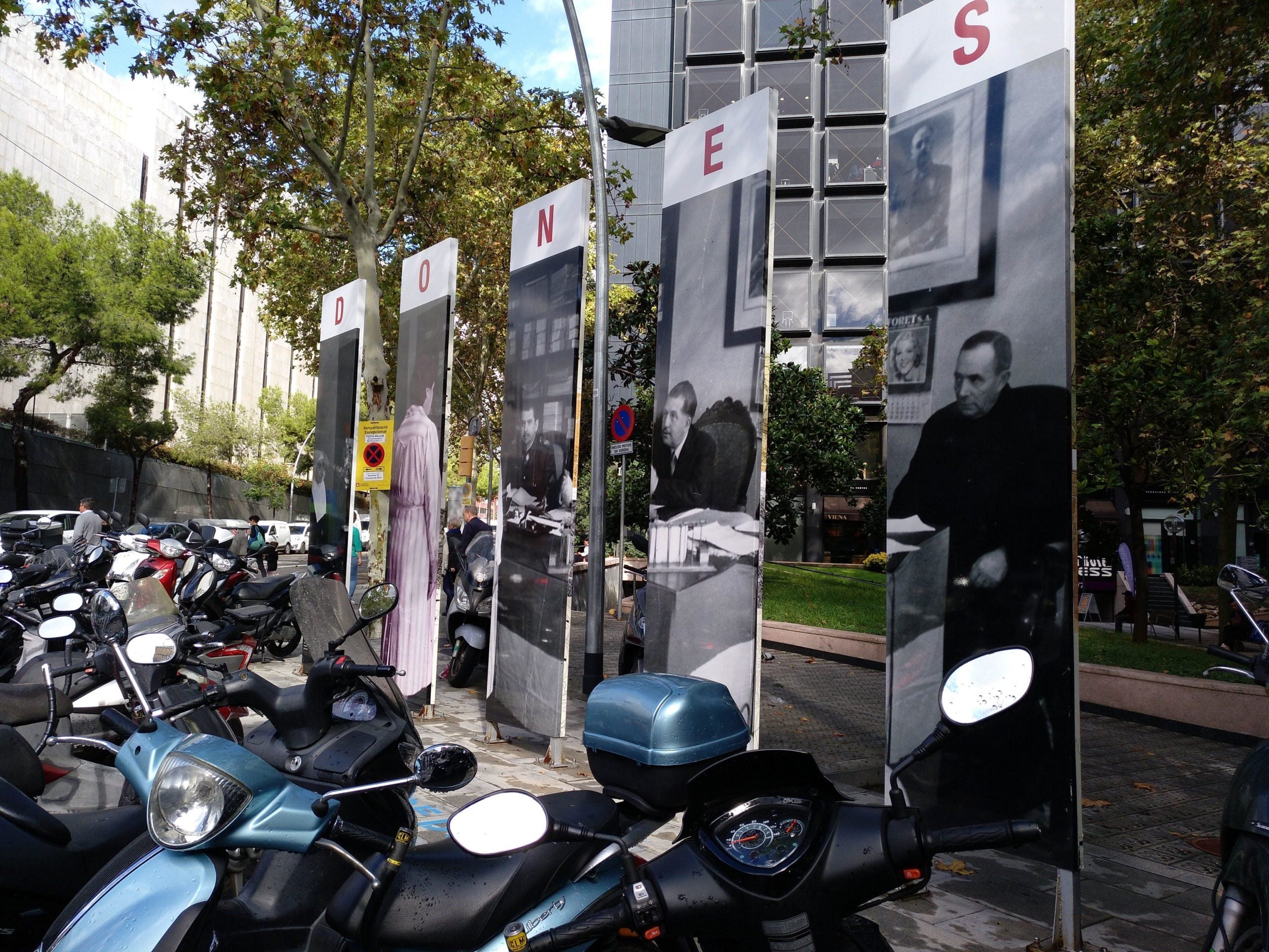Tòtems provisionals en record de l'antiga presó de dones de les Corts, l'octubre de 2018 / MMP