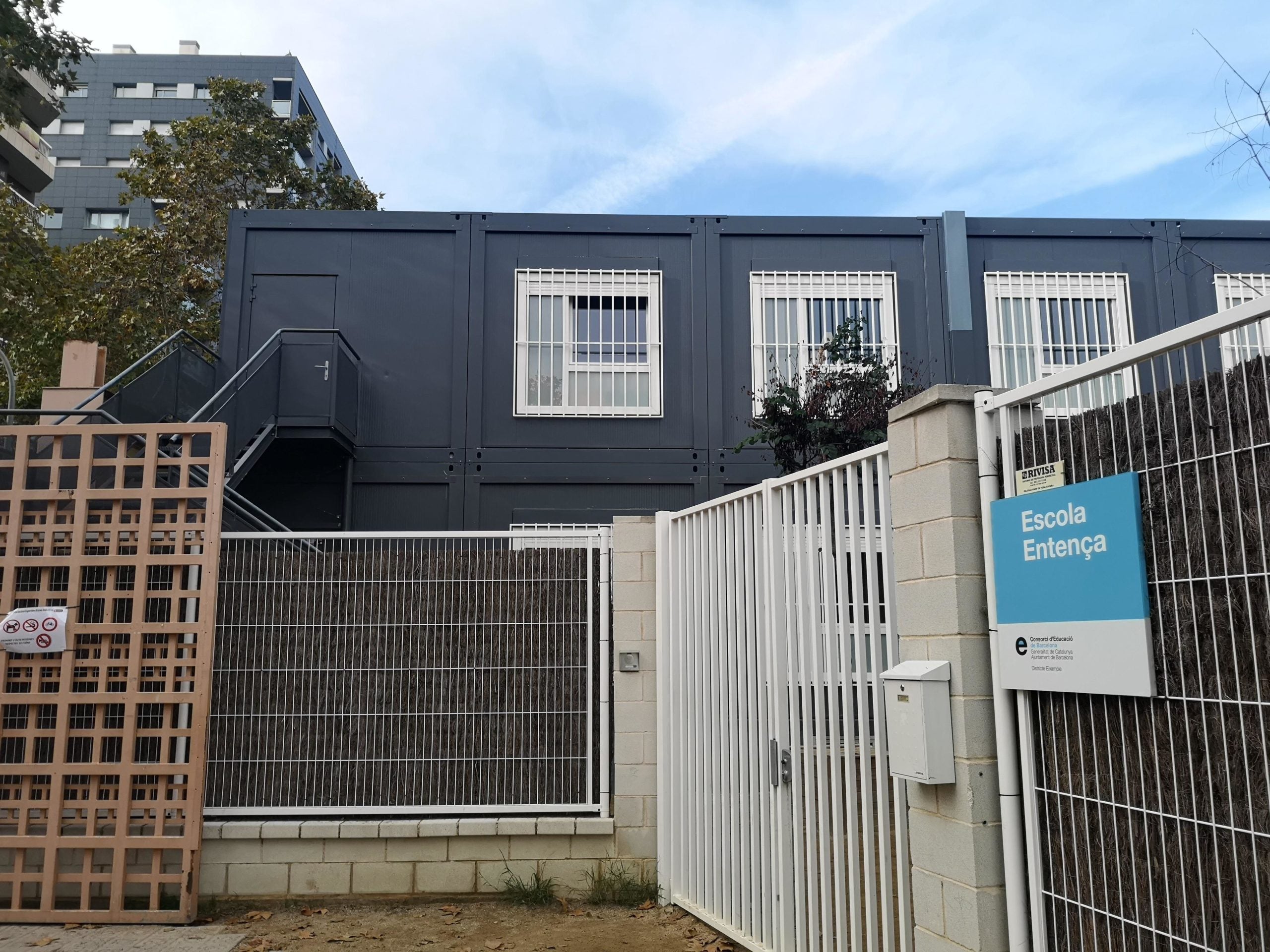 Des de l'entrada de l'Escola Entença es poden veure les dues plantes de barracons que formen el centre / D.C.