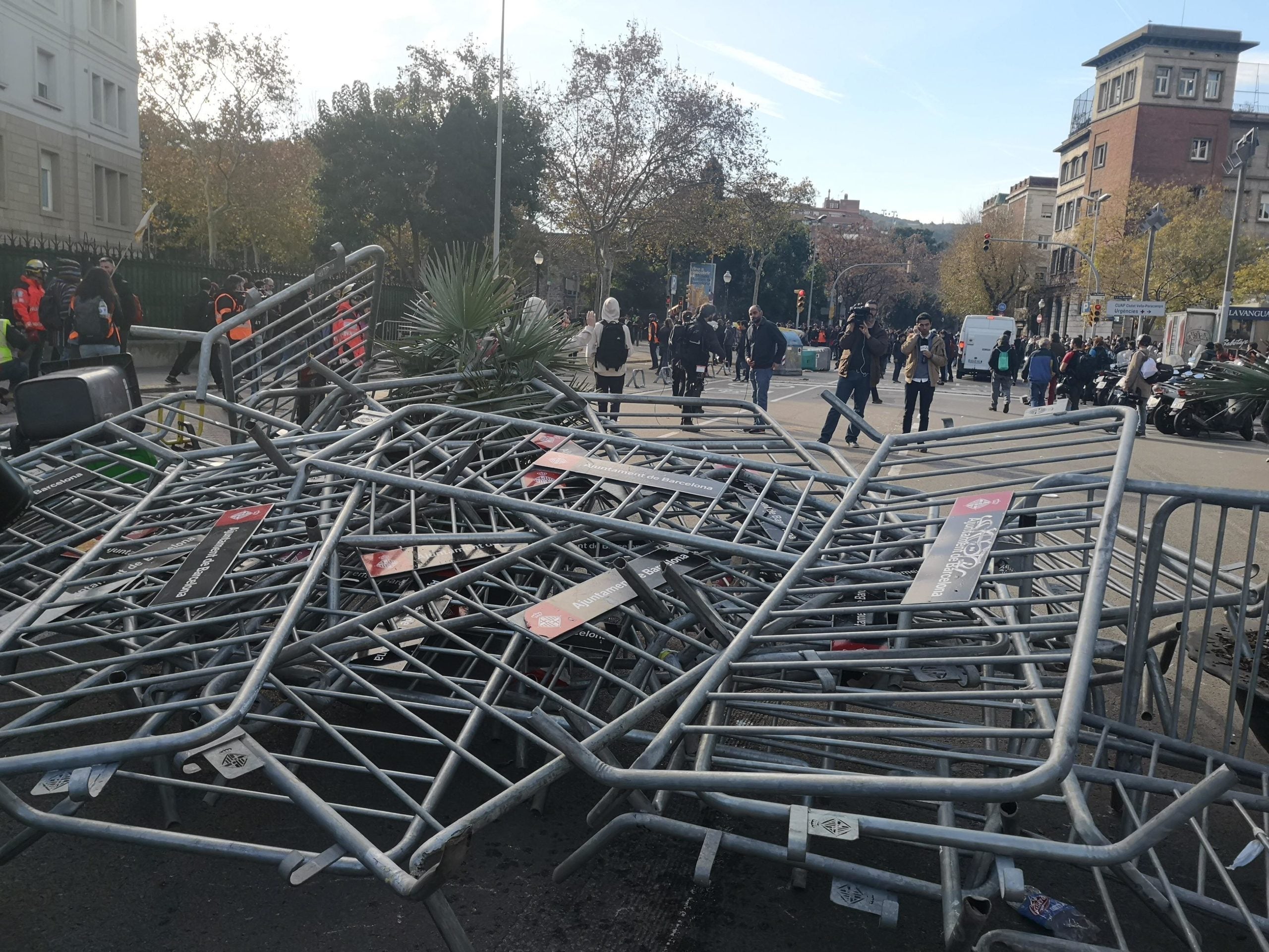 Les tanques que els manifestants utilitzaven per protegir-se del dispositiu policial / D.C.