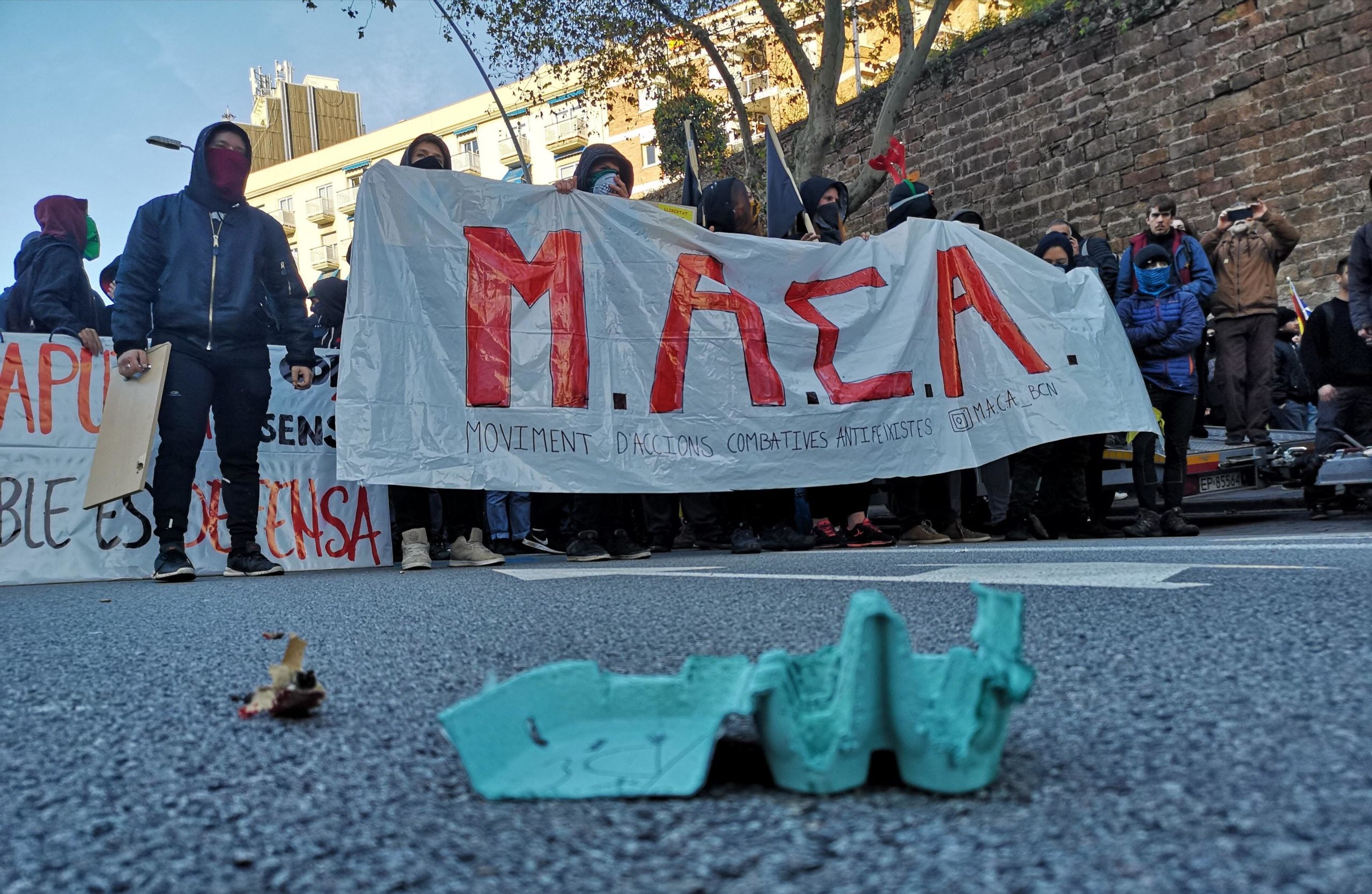 Els MACA, majoritàriament nois joves, a prop d'una capsa d'ous buida / D.C. Els MACA, majoritàriament nois joves, a prop d'una capsa d'ous buida / D.C.