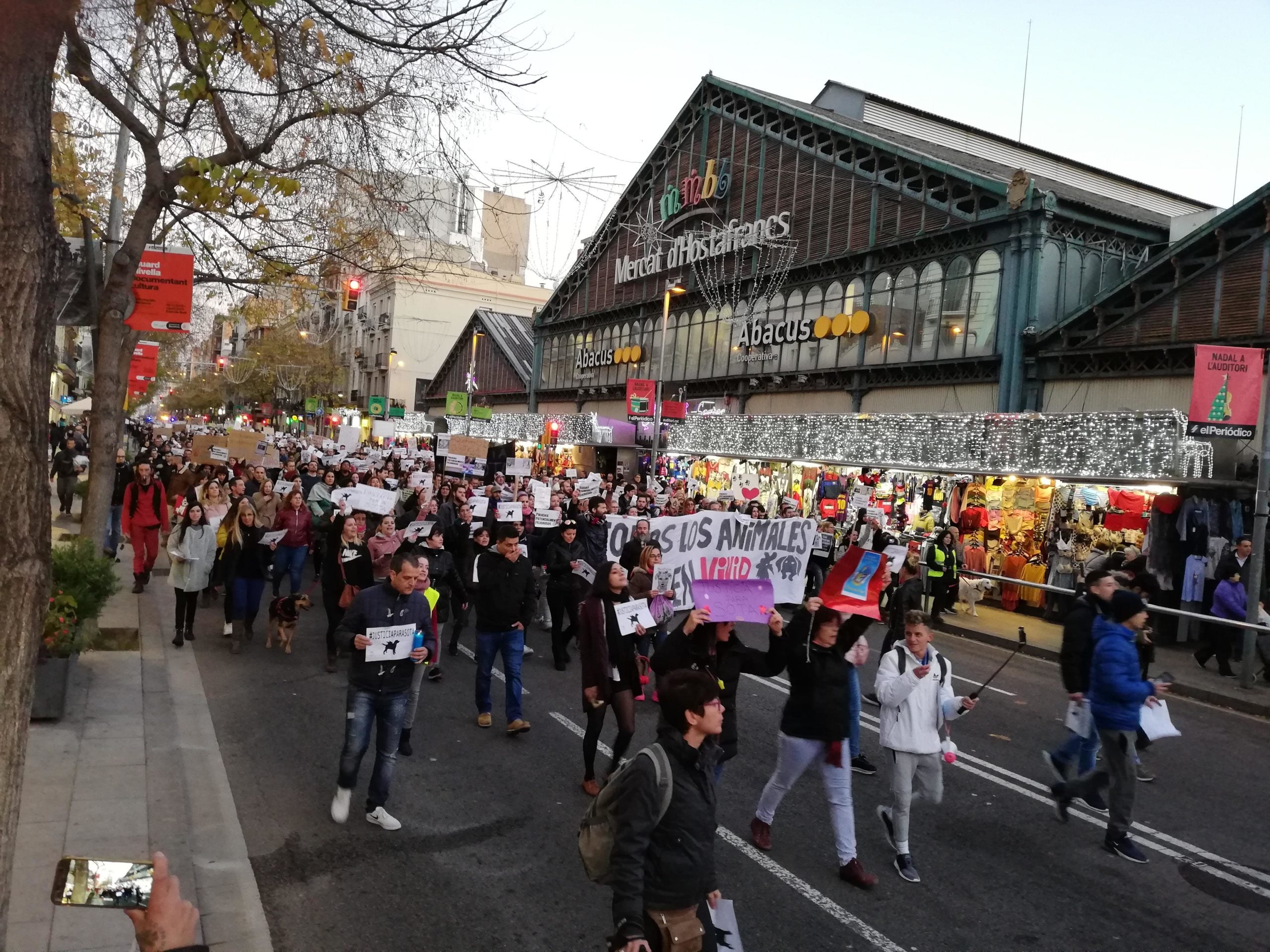 Centenars de persones han avançat pel carrer de Sants