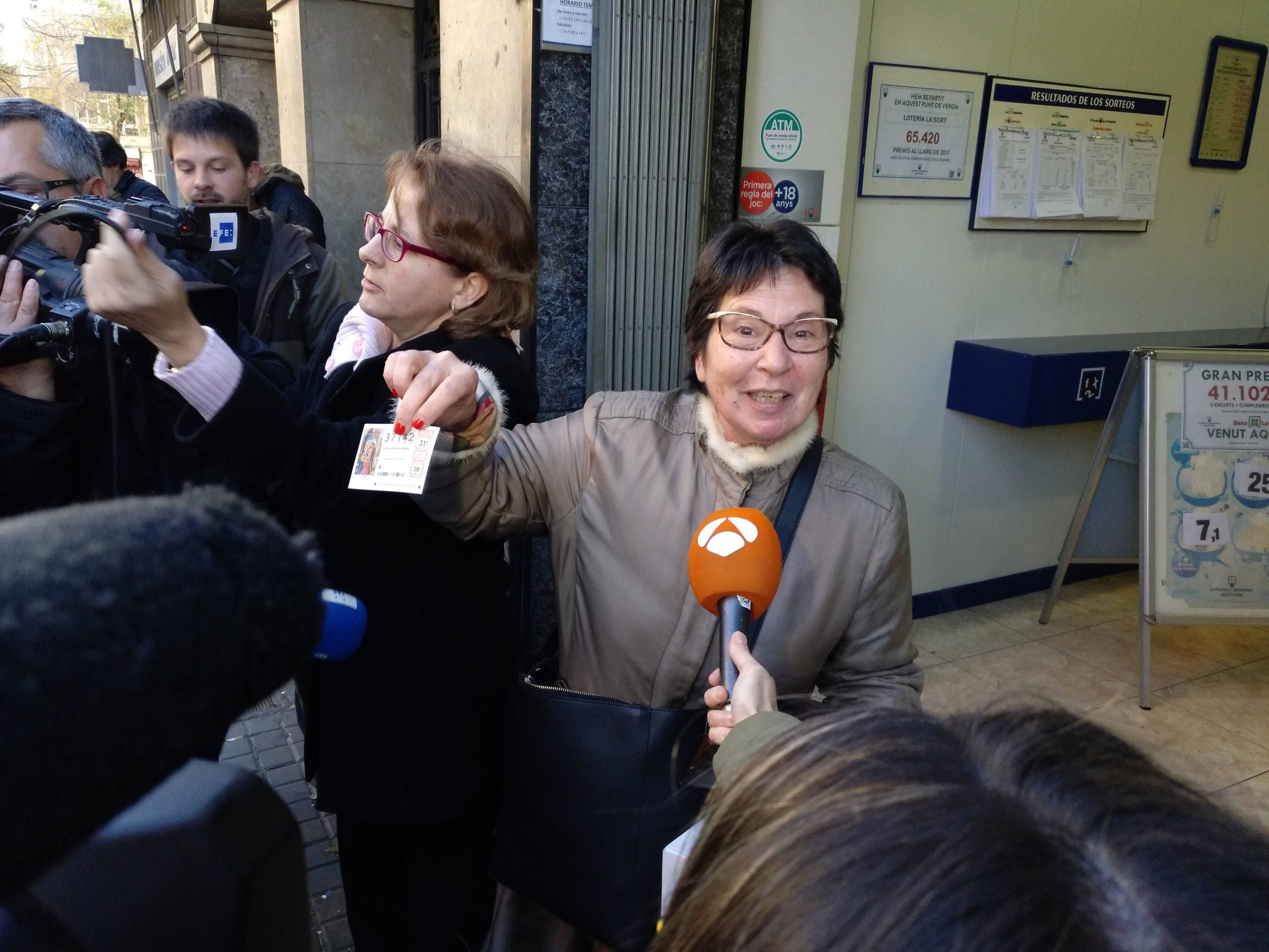 Mercè, una de les afortunades que s'ha acostat a l'administració agraciada a Joanic / Meritxell M. Pauné
