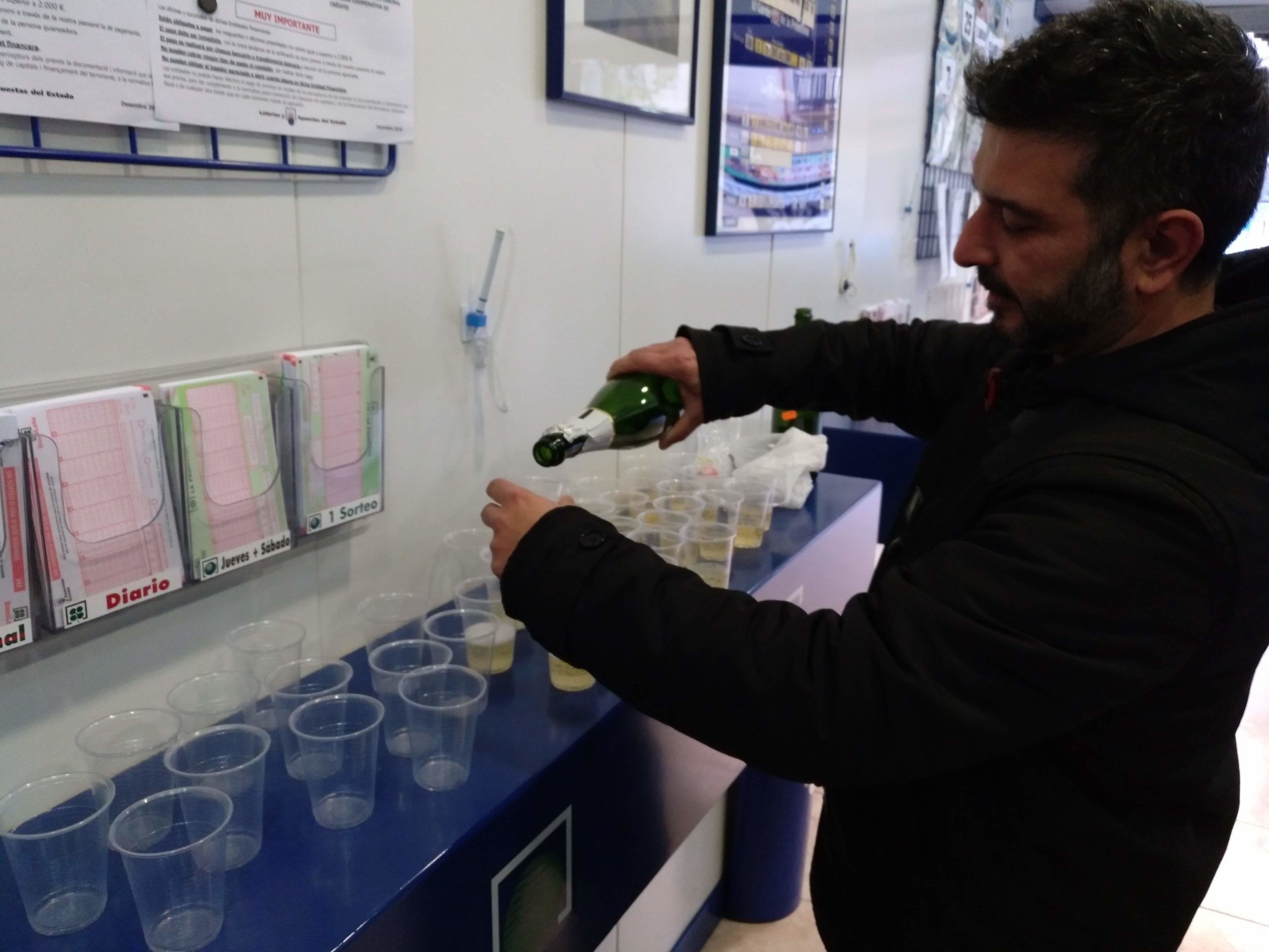 Jiménez omplint gots de cava / Meritxell M. Pauné
