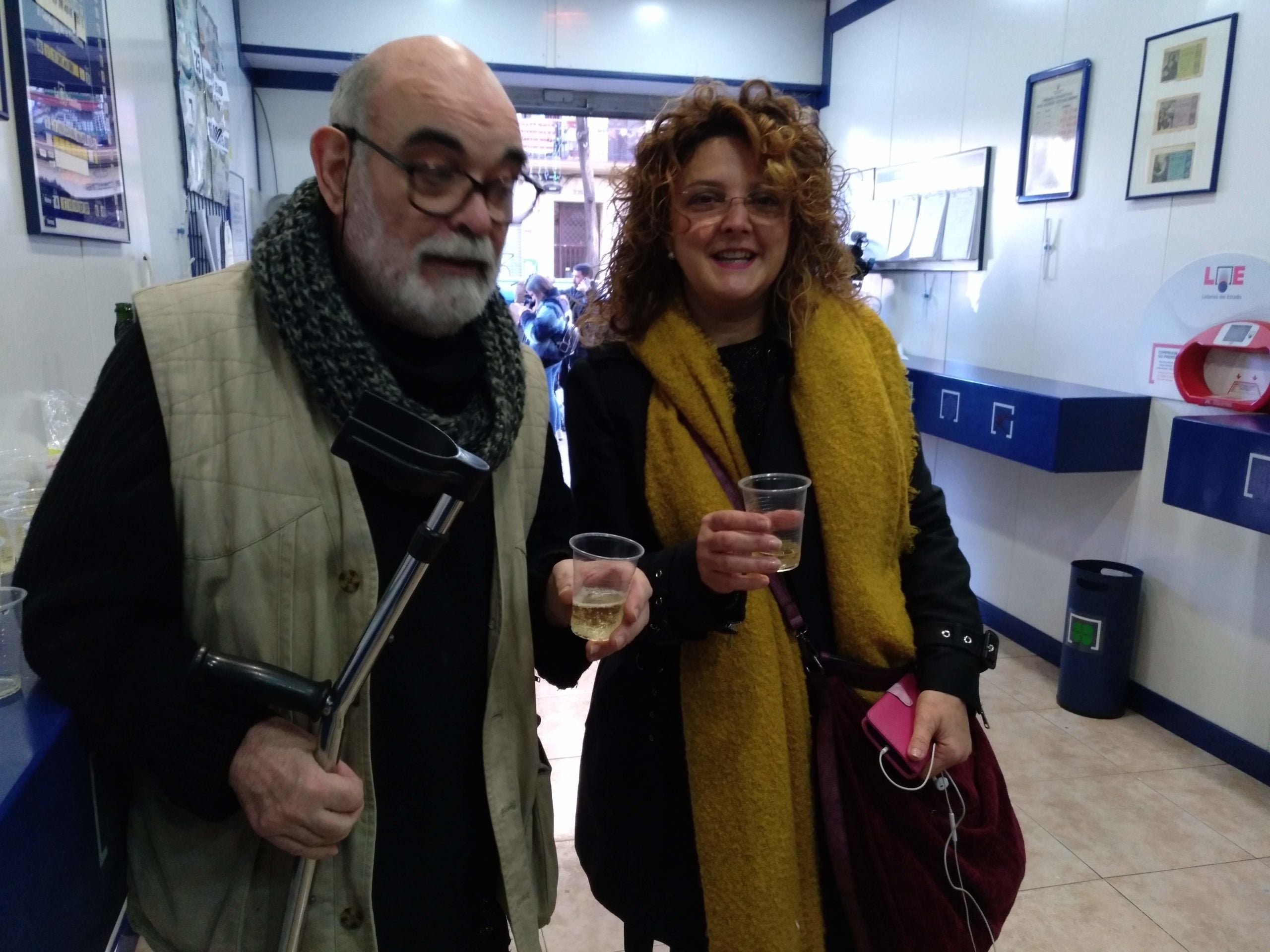 Jordi Vicente i Maria Sánchez brindant a l'administració 'La sort' / Meritxell M. Pauné