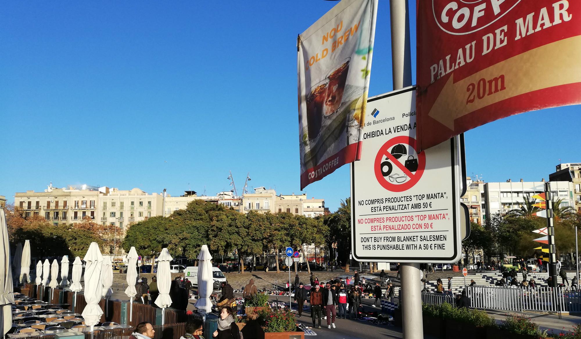 Un cartell alerta els turistes i els veïns que comprar al 'top manta' està multat / XFDC Un cartell alerta els turistes i els veïns que comprar al 'top manta' està multat / XFDC