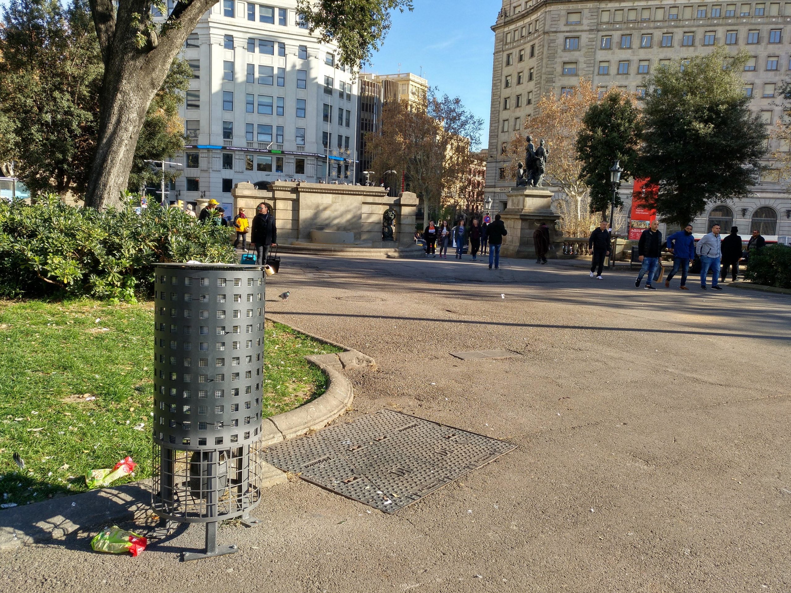 Un dels quatre dispensadors de pinso esterilitzador per coloms a plaça Catalunya / Meritxell M. Pauné