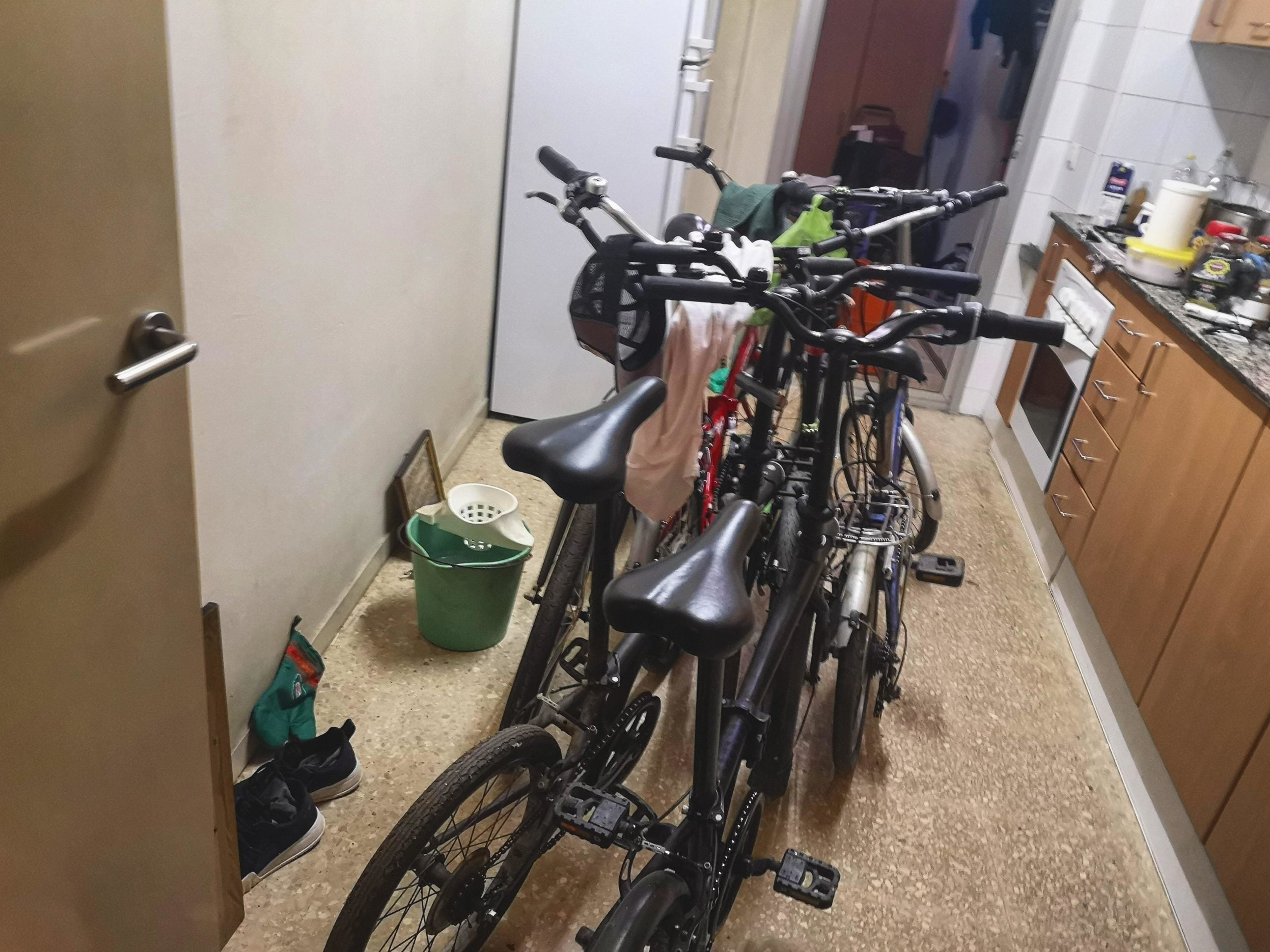 Les bicicletes que tenen acumulades al mig de la cuina del pis ocupat el Fawzi i el Rabah / D.C.
