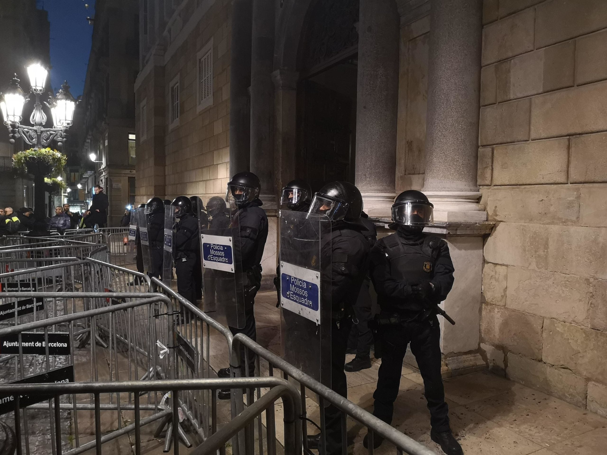 Agents de la Brimo dels Mossos custodien el palau de la Generalitat / D.C.