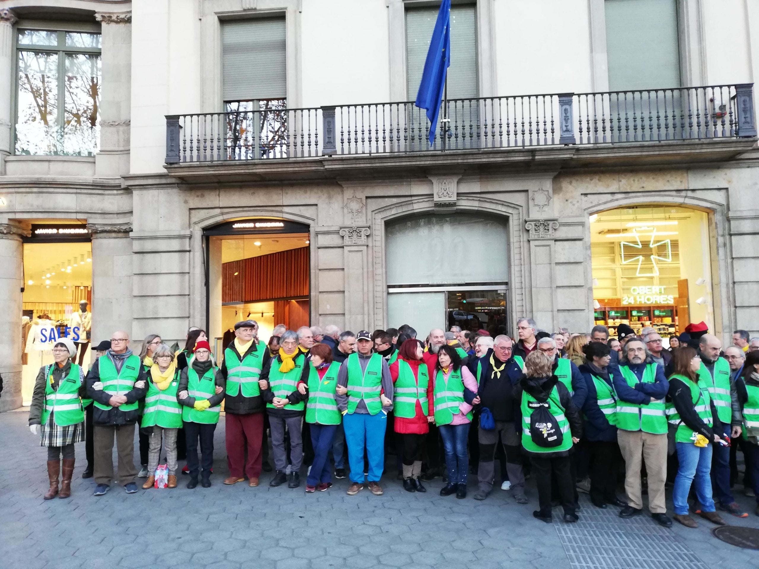Membres de l'ANC davant de la seu de la Comissió Europea a Barcelona, on ha entrat un grup de l'entitat per fer-hi una tancada / X.F.C. Membres de l'ANC davant de la seu de la Comissió Europea a Barcelona, on ha entrat un grup de l'entitat per fer-hi una tancada / X.F.C.