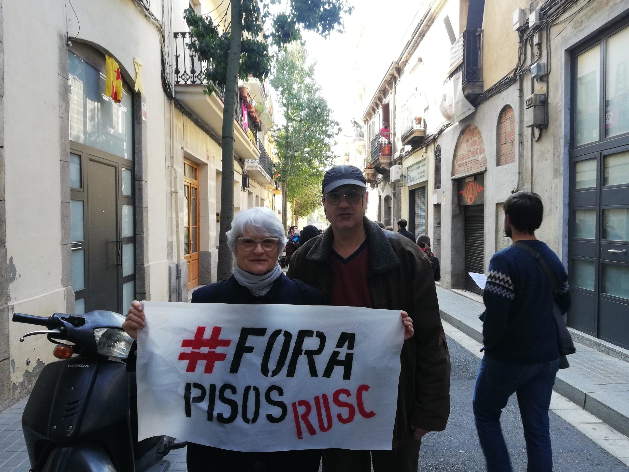 Pilar Abella i Jaume Górriz a la manifestació contra l'especulació a Sants, 24-2-2019. | Adrià Lizanda