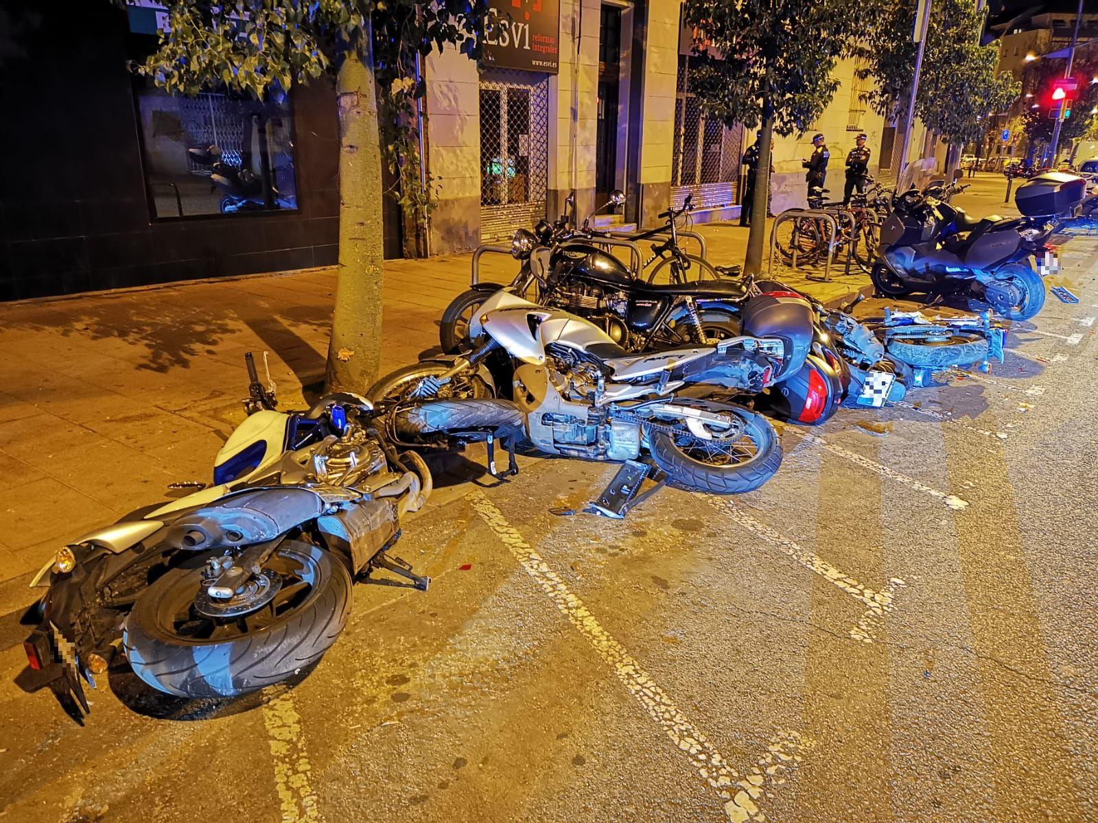 El cotxe va xocar amb cinc motos durant la fugida, 27-2-2019. | GUB El cotxe va xocar amb cinc motos durant la fugida, 27-2-2019. | GUB