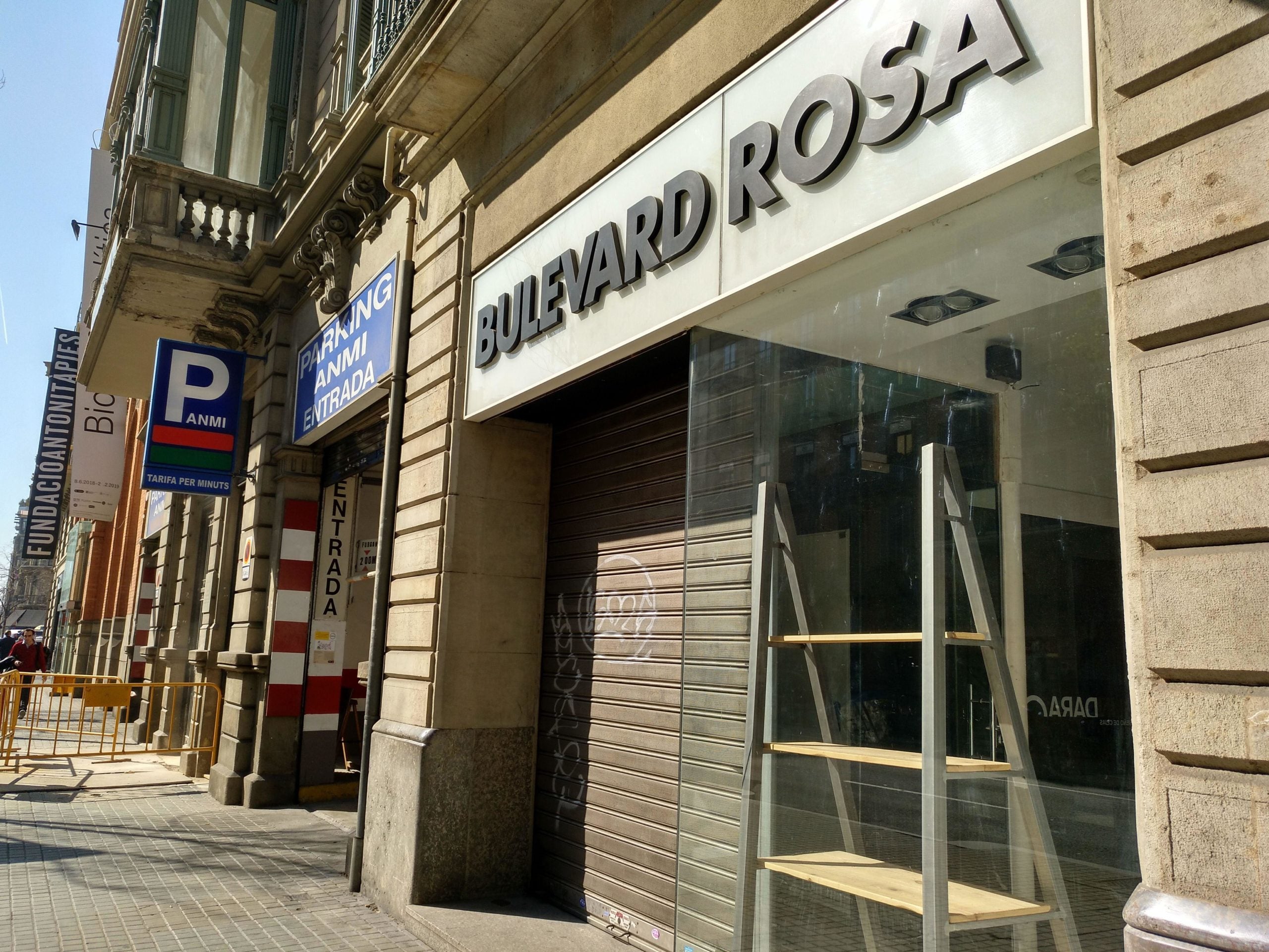 Tienda vacía y acceso cerrado al Bulevar Rosa, en la calle Aragón / Meri