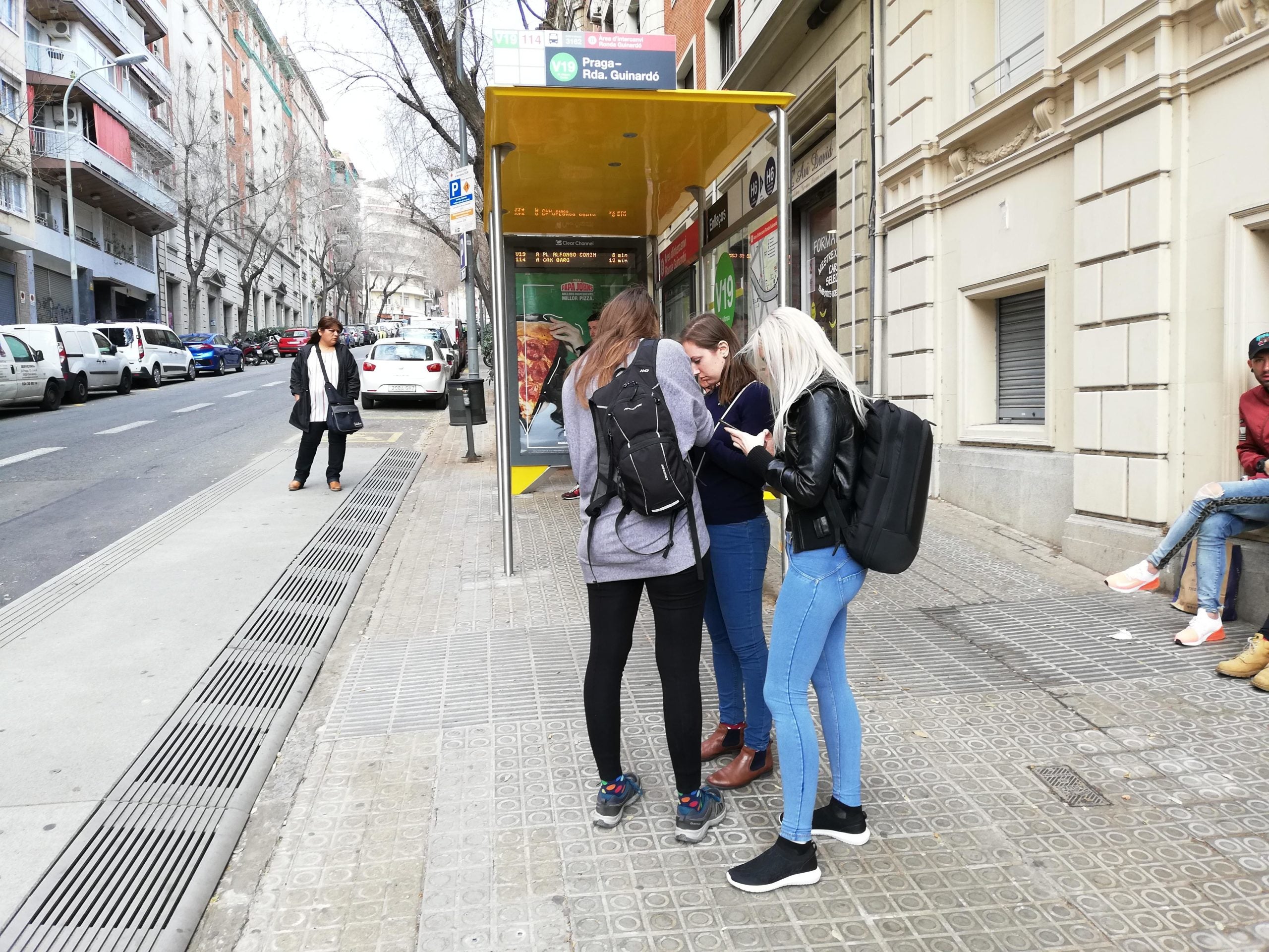 Un grup de turistes espera l'autobús V19 per anar al Park Güell / XFDC Un grup de turistes espera l'autobús V19 per anar al Park Güell / XFDC