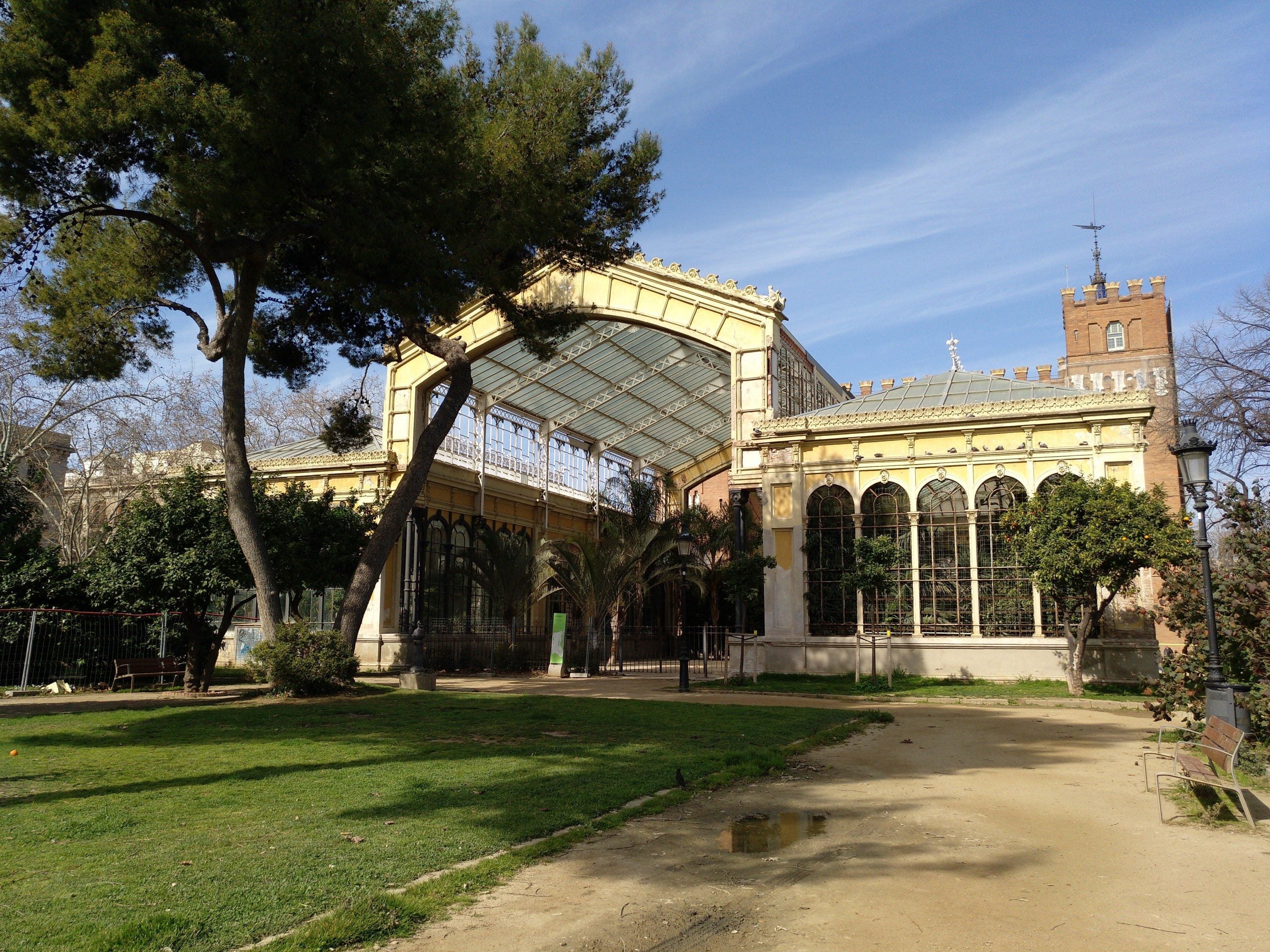 Un grup de turistes observa l'abandonat Hivernacle de la Ciutadella, a