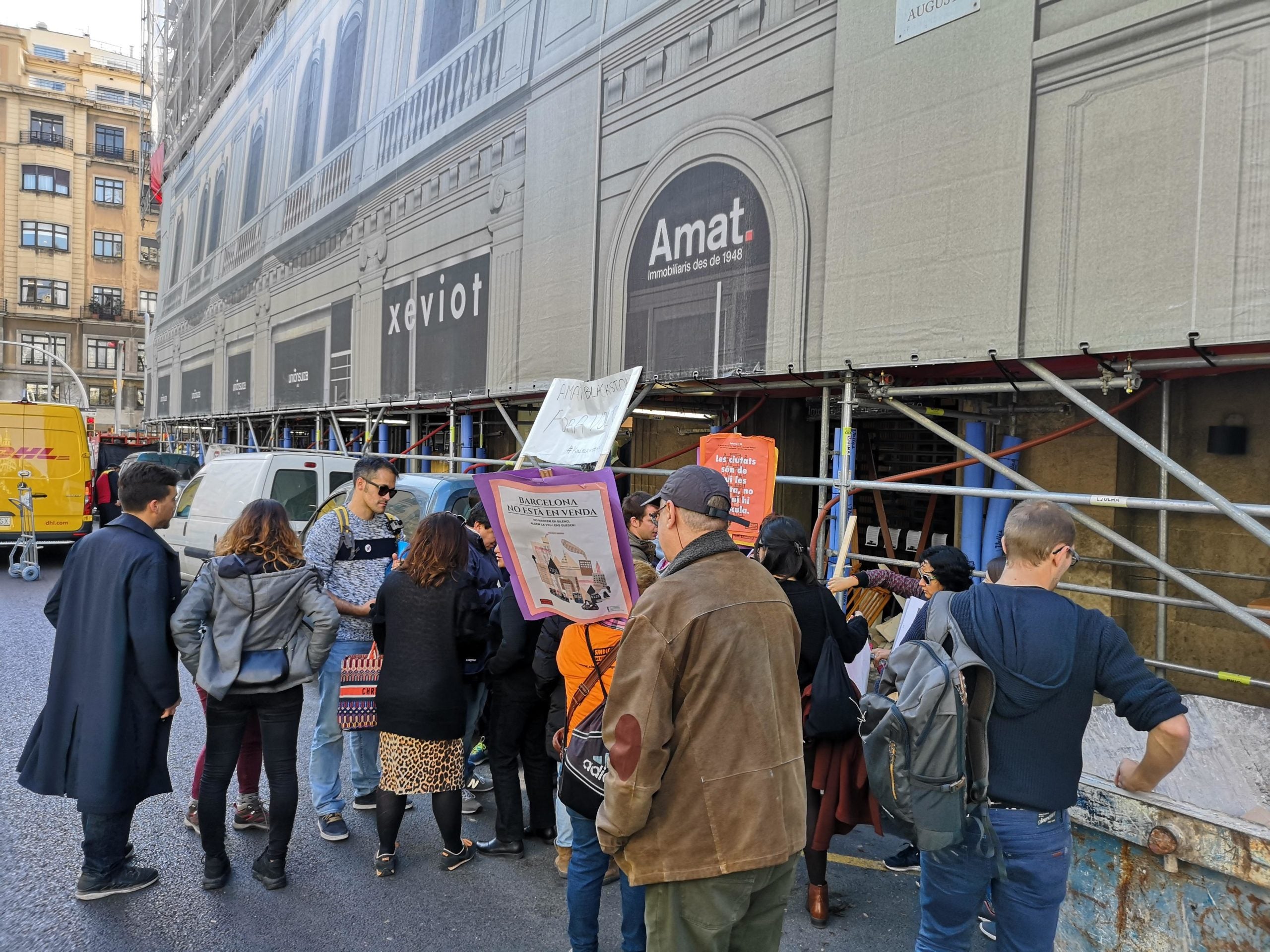 La protesta davant d'Amat Immobiliaris per part del Sindicat de Llogaters. / D.C.