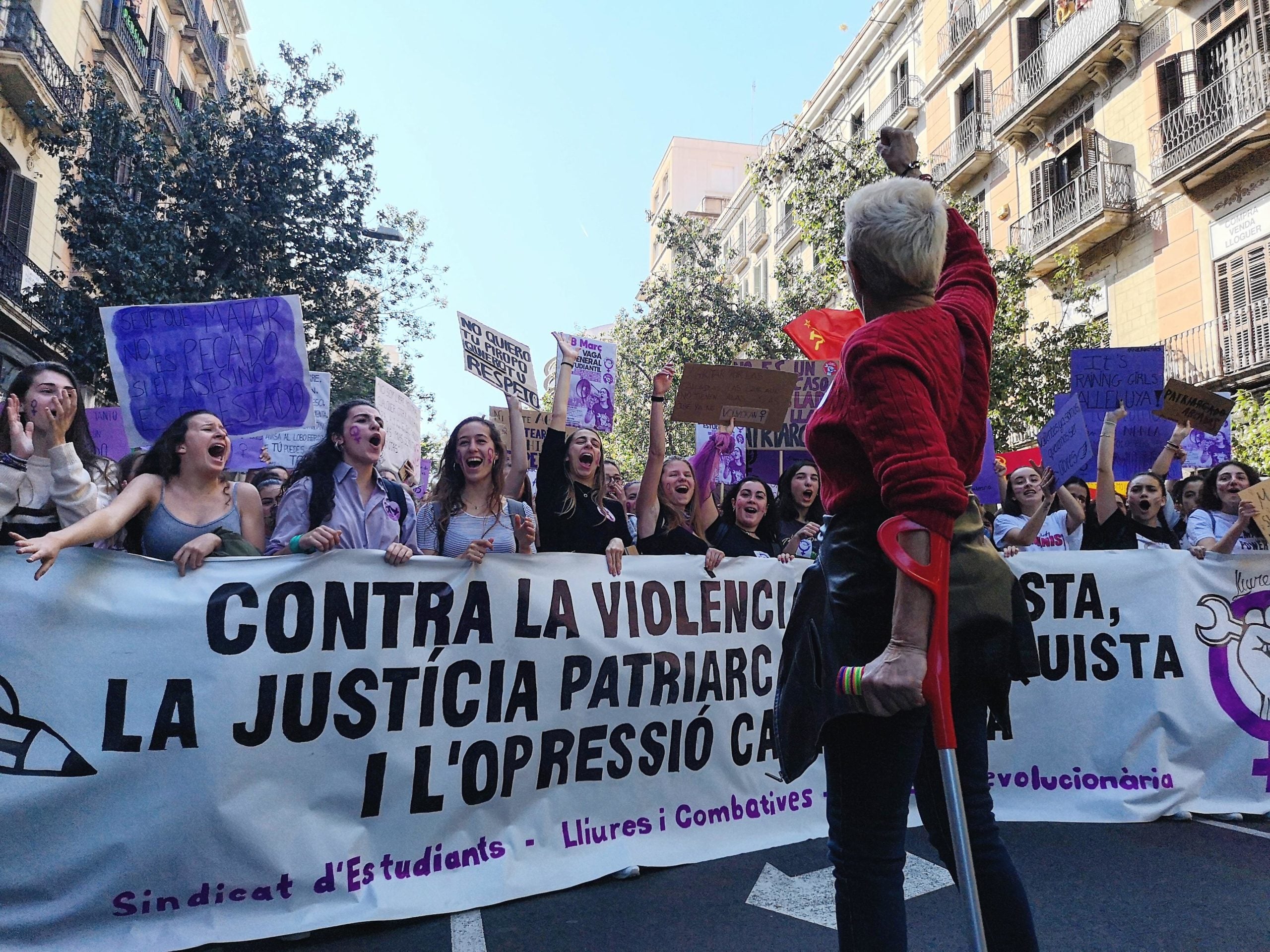 Una dona amb una crossa encoratjant la manifestació estudiantil. / D.C. Una dona amb una crossa encoratjant la manifestació estudiantil. / D.C.