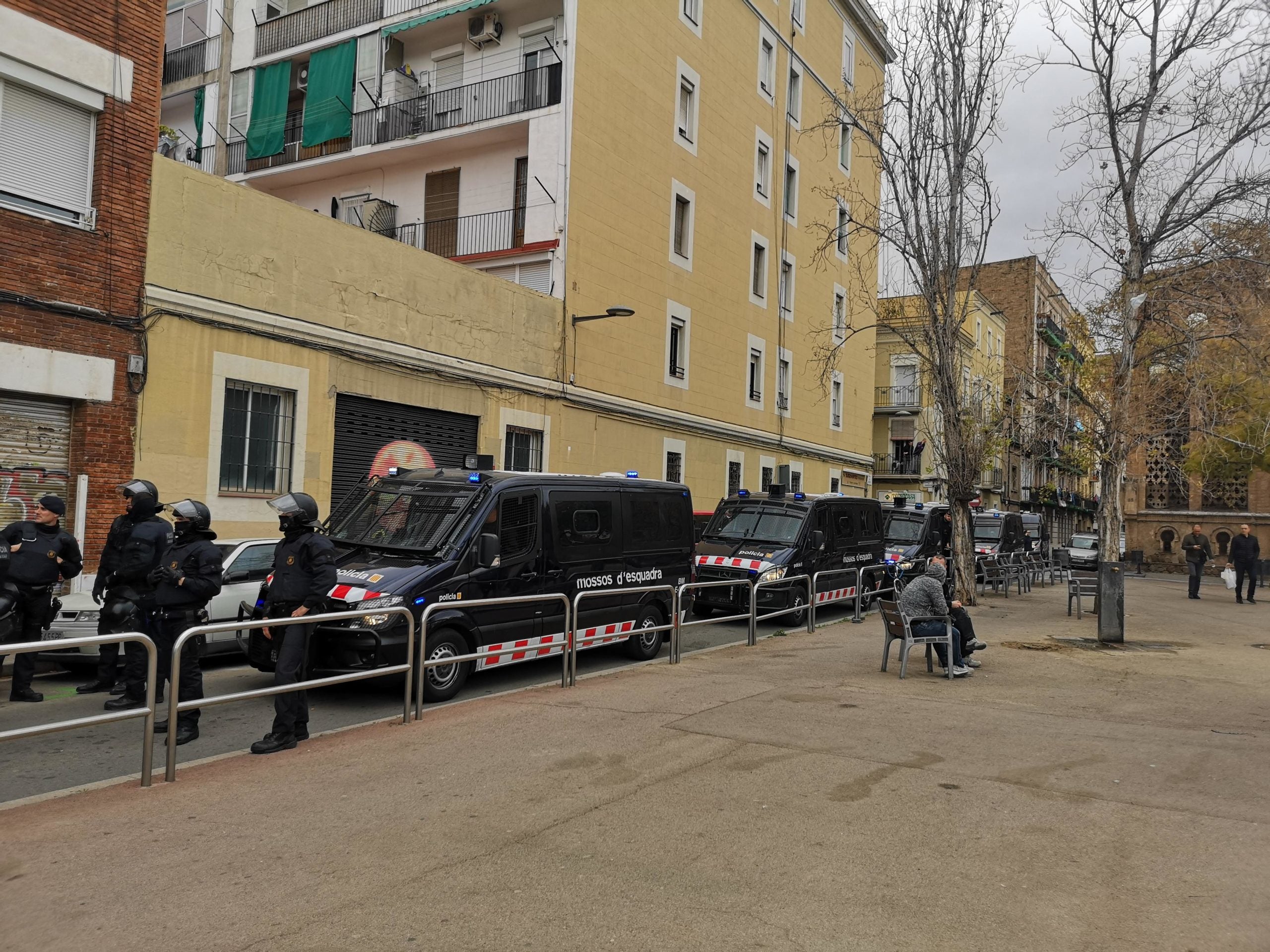 Mossos d'Esquadra a la plaça de l'Olivereta de Sants, controlant els seguidors del Lió / D.C. Mossos d'Esquadra a la plaça de l'Olivereta de Sants, controlant els seguidors del Lió / D.C.