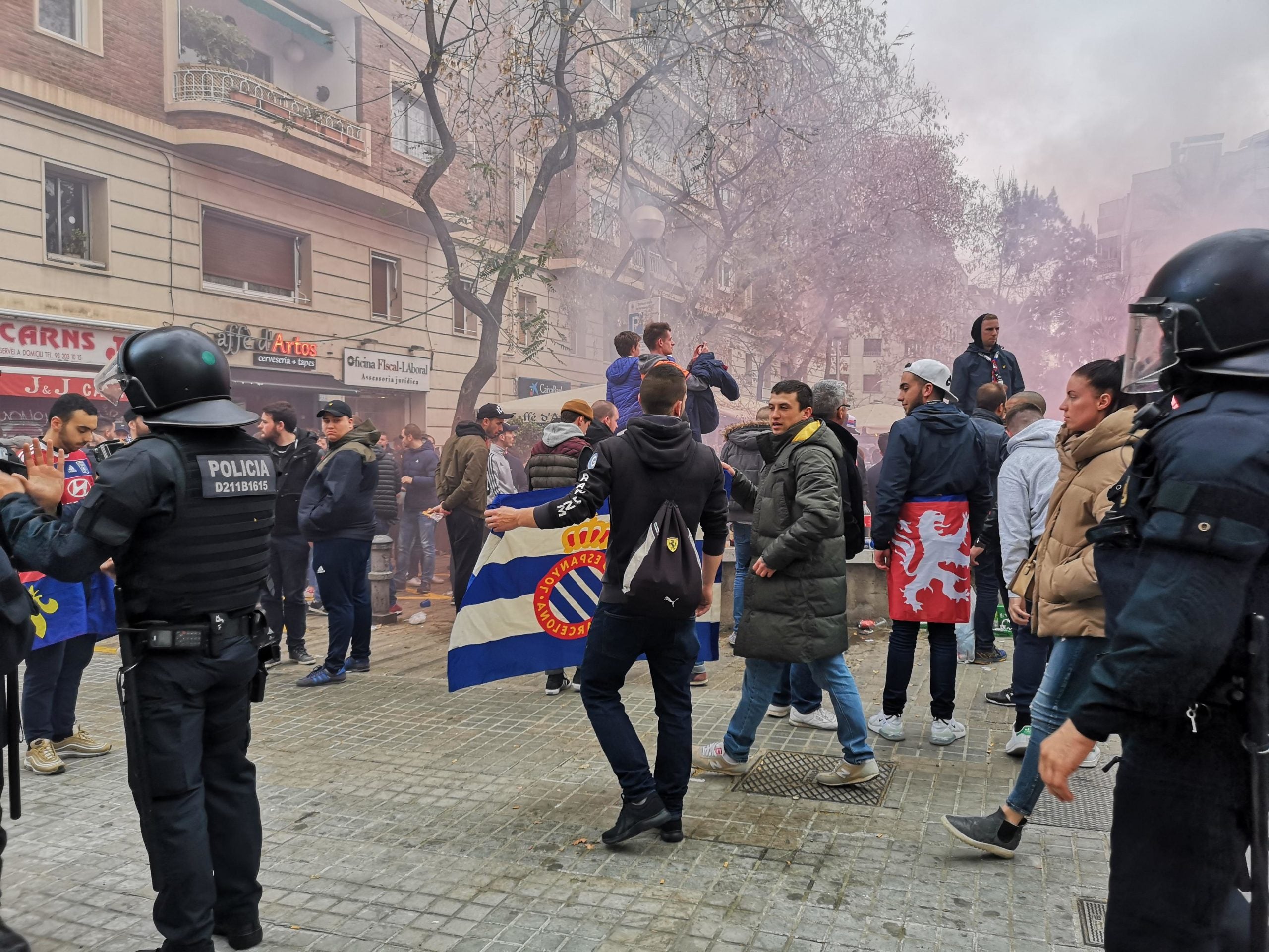 Aficionats de l'Espanyol arribant a la pla&ccedil;a Art&oacute;s. / D.C.