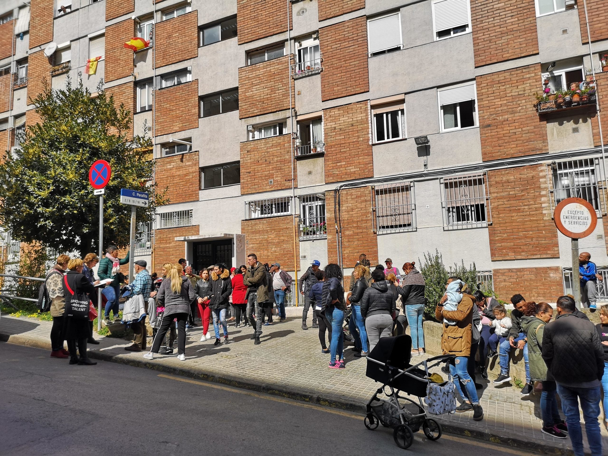 La concentració al davant de l'edifici del carrer Perafita número 4 per evitar el desallotjament de la Lola. / D.C.