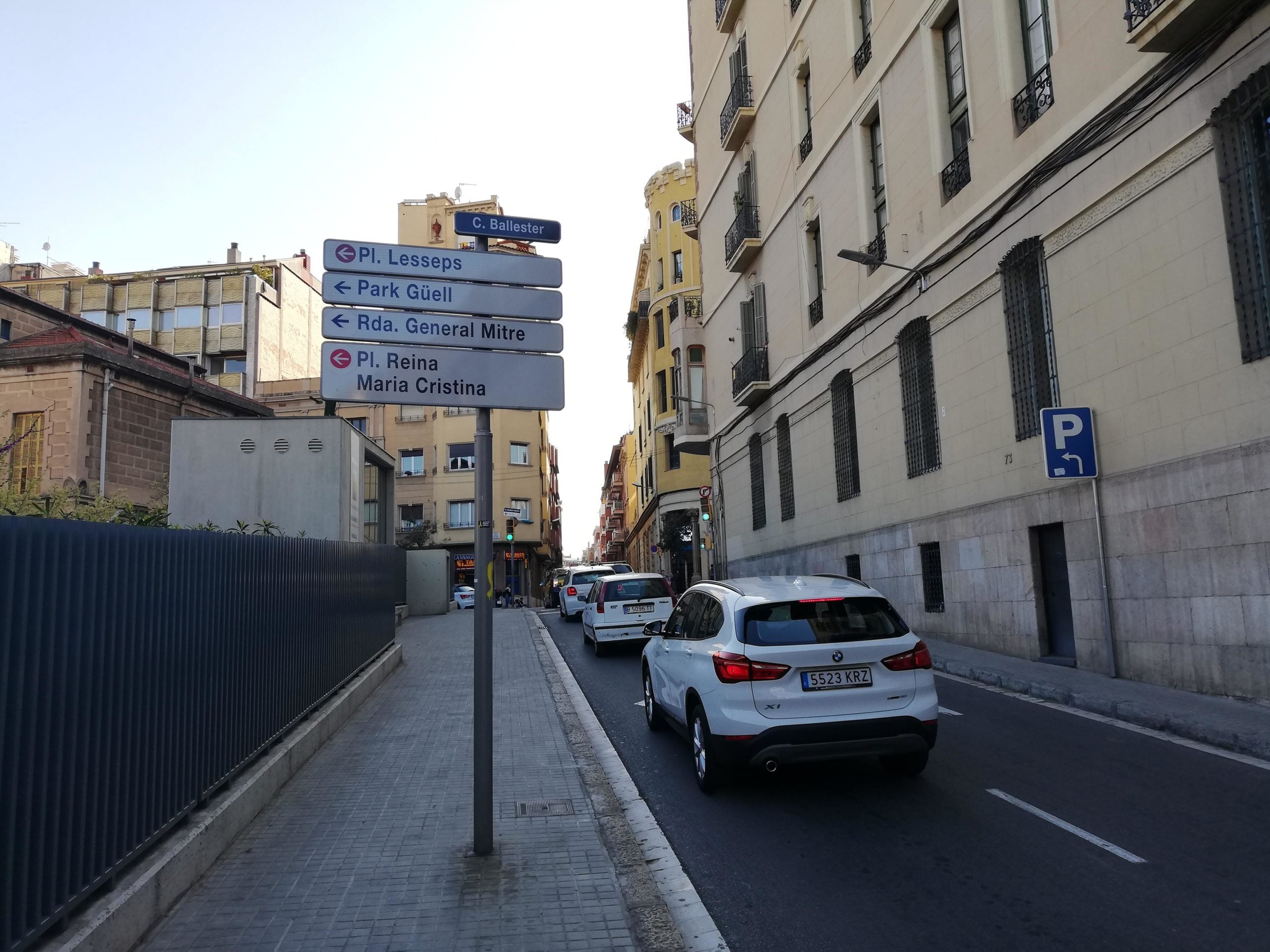 Senyalització que desvia el trànsit cap a la plaça Lesseps / XFDC Senyalització que desvia el trànsit cap a la plaça Lesseps / XFDC
