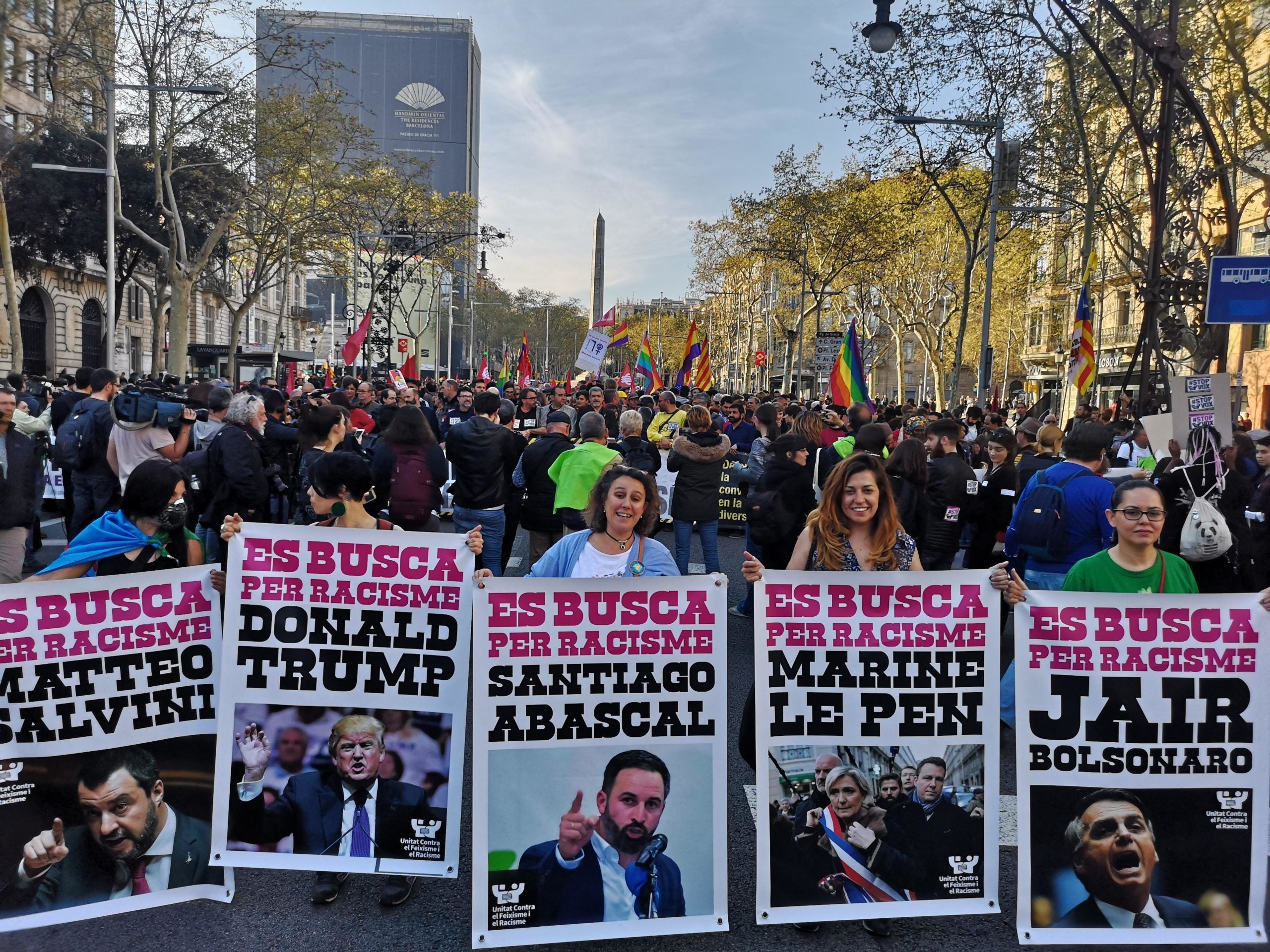 Els cartells que assenyalen els líders mundials que promouen polítiques racistes. / D.C.