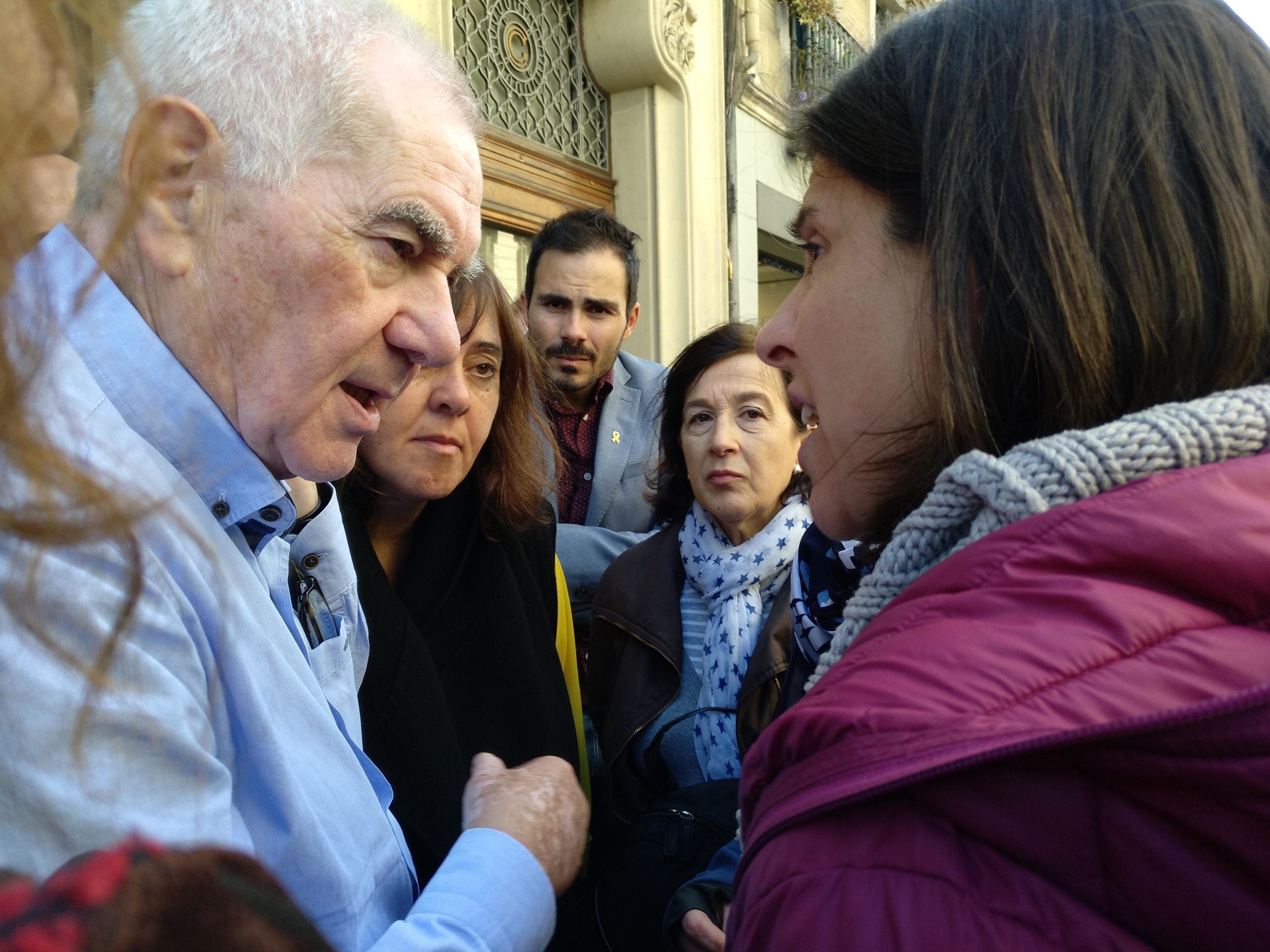 Ernest Maragall (ERC) parlant amb activistes de la plataforma CAP Raval Nord / Meritxell M. Pauné