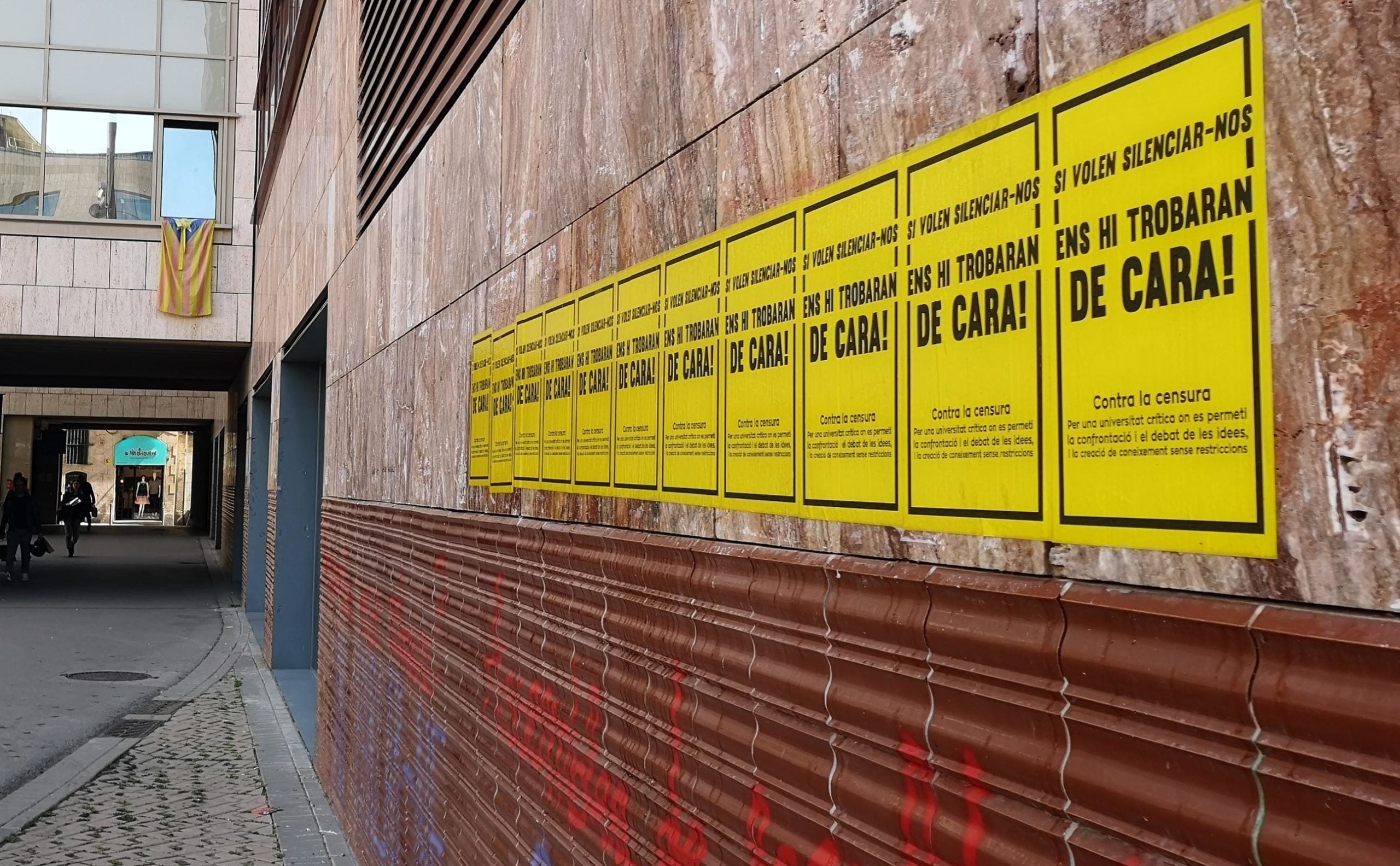 Els cartells del SEPC i una finestra d'on penja una estelada. / D.C.