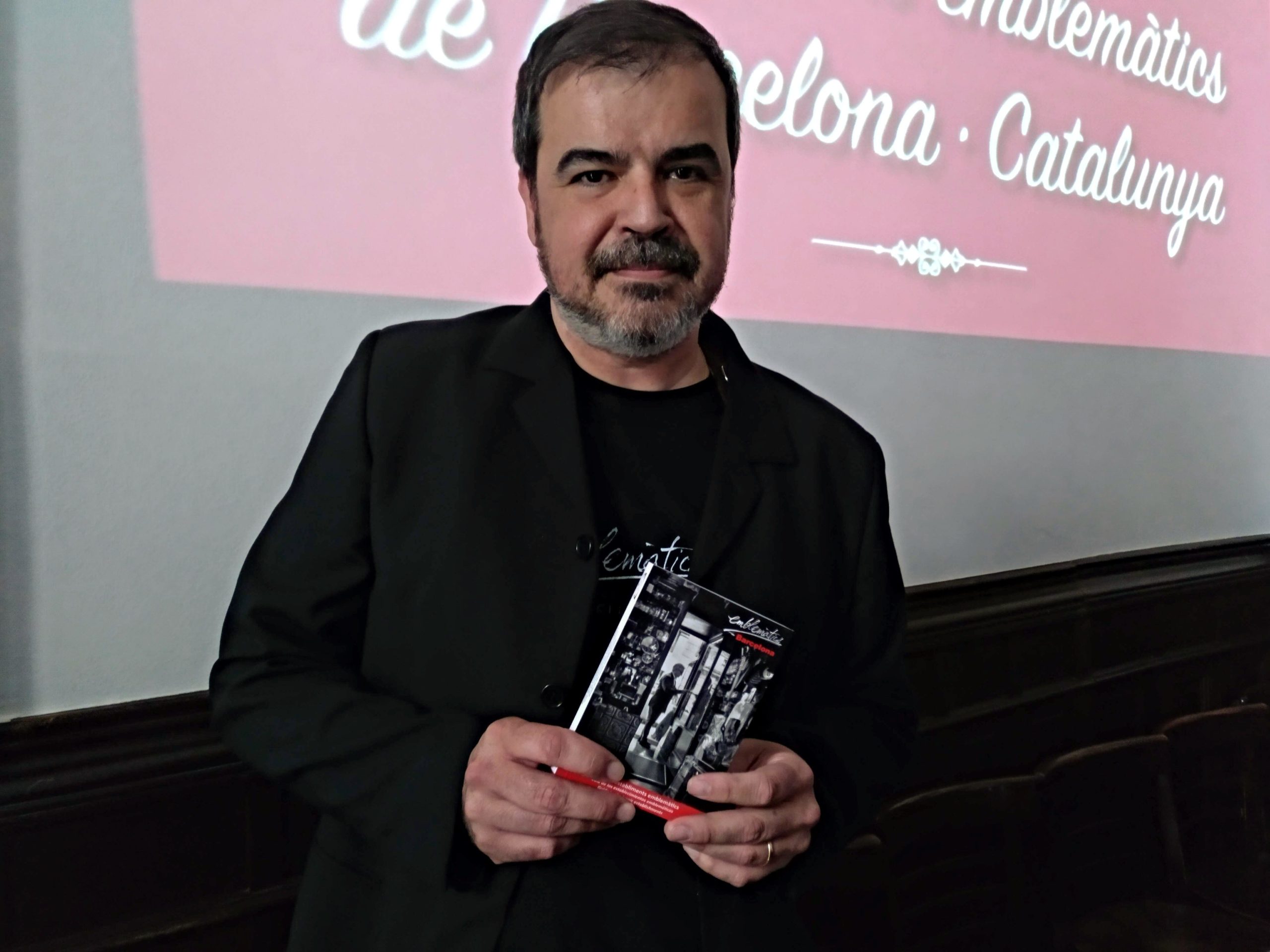 Esteve Vilarrúbies amb el llibre-guia de comerços emblemàtics de Barcelona / MMP