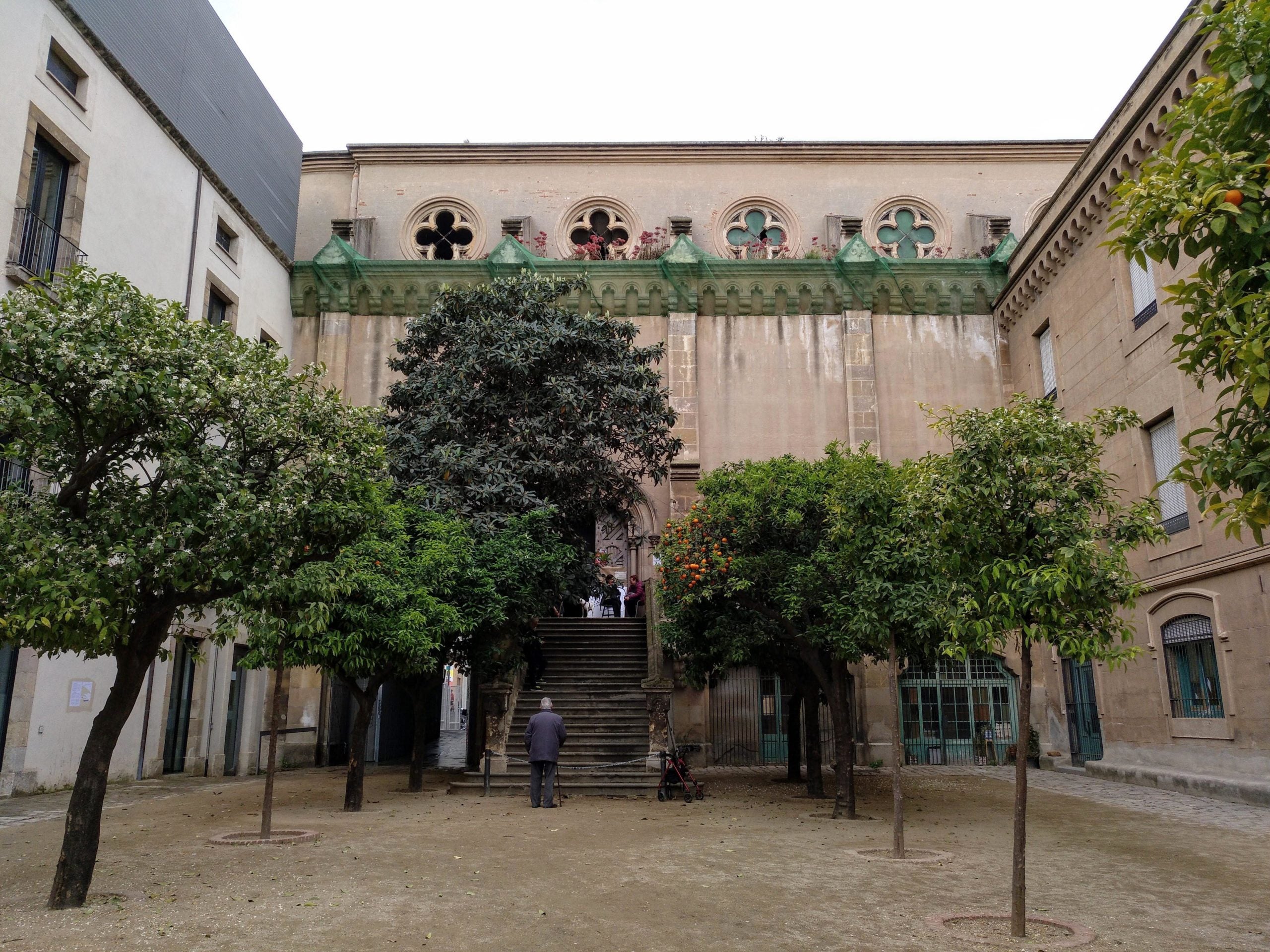 Pati de tarongers que comparteixen la capella de la Misericòrdia, l'escola Labouré i la Casa de la Caritat / Meritxell M. Pauné