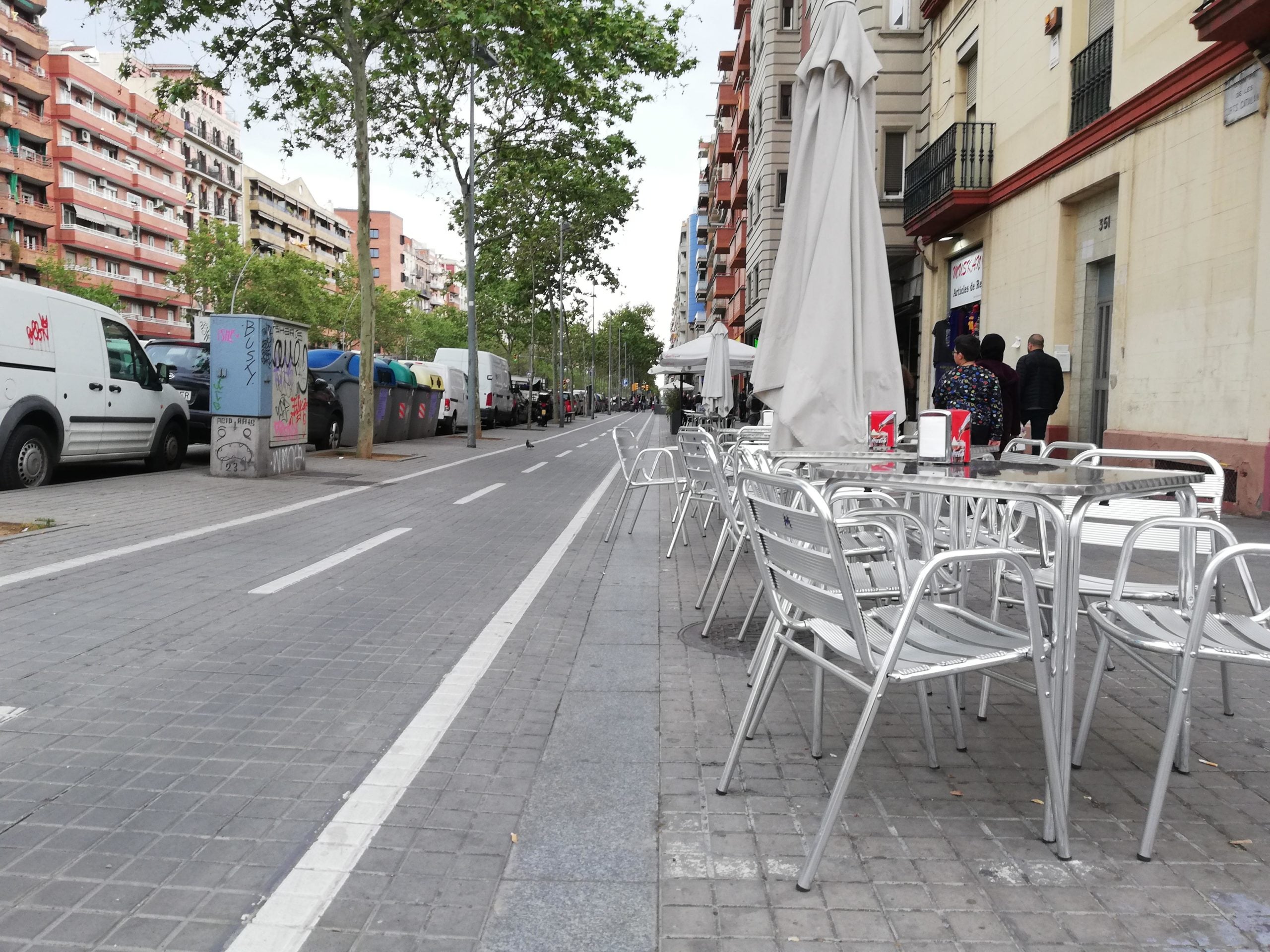 Cadires a les terrasses de Gran Via que gairebé trepitgen el carril bici. 18-4-2019 | Adrià Lizanda