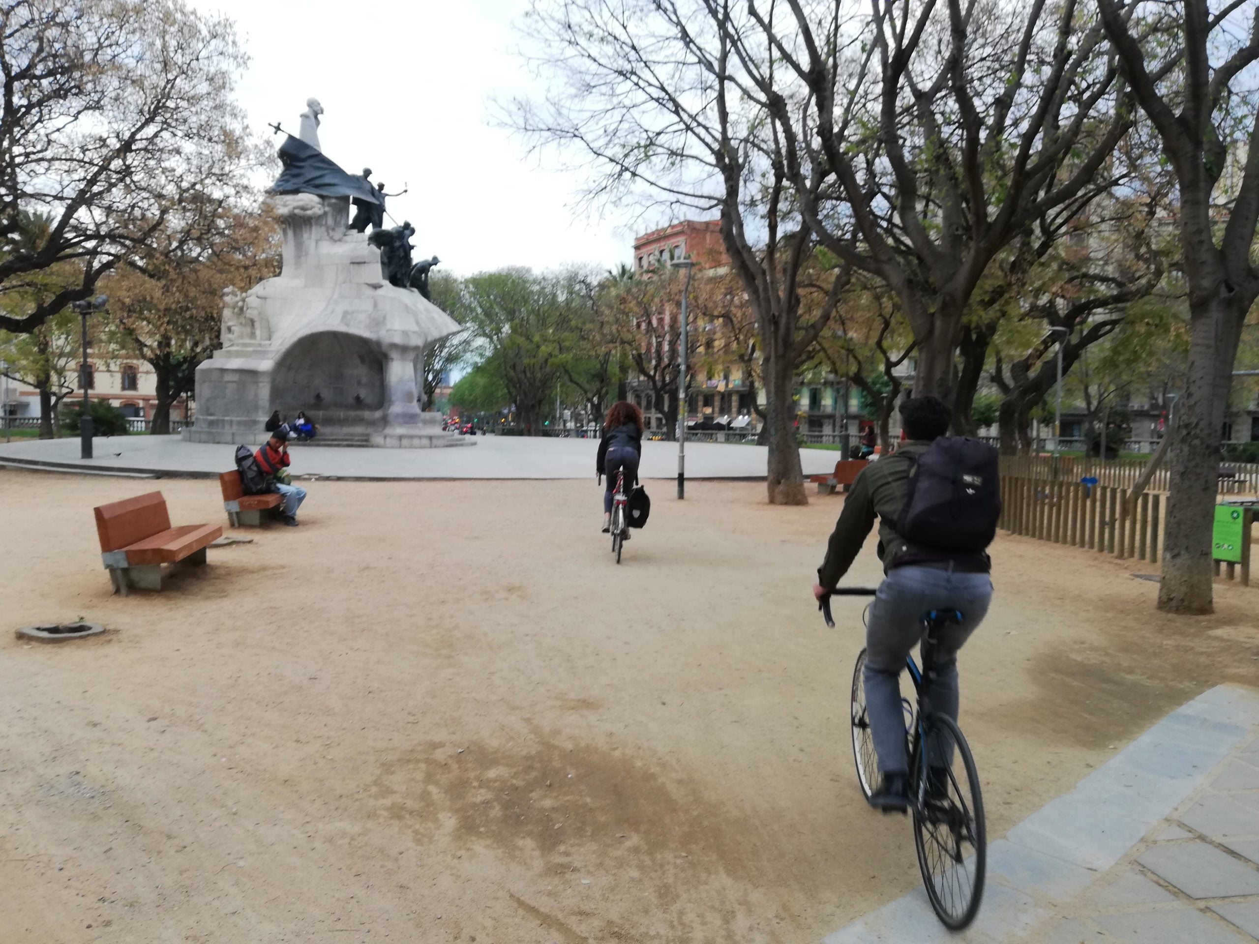 Ciclistes creuen la plaça Tetuan. 18-4-2019 | Adrià Lizanda