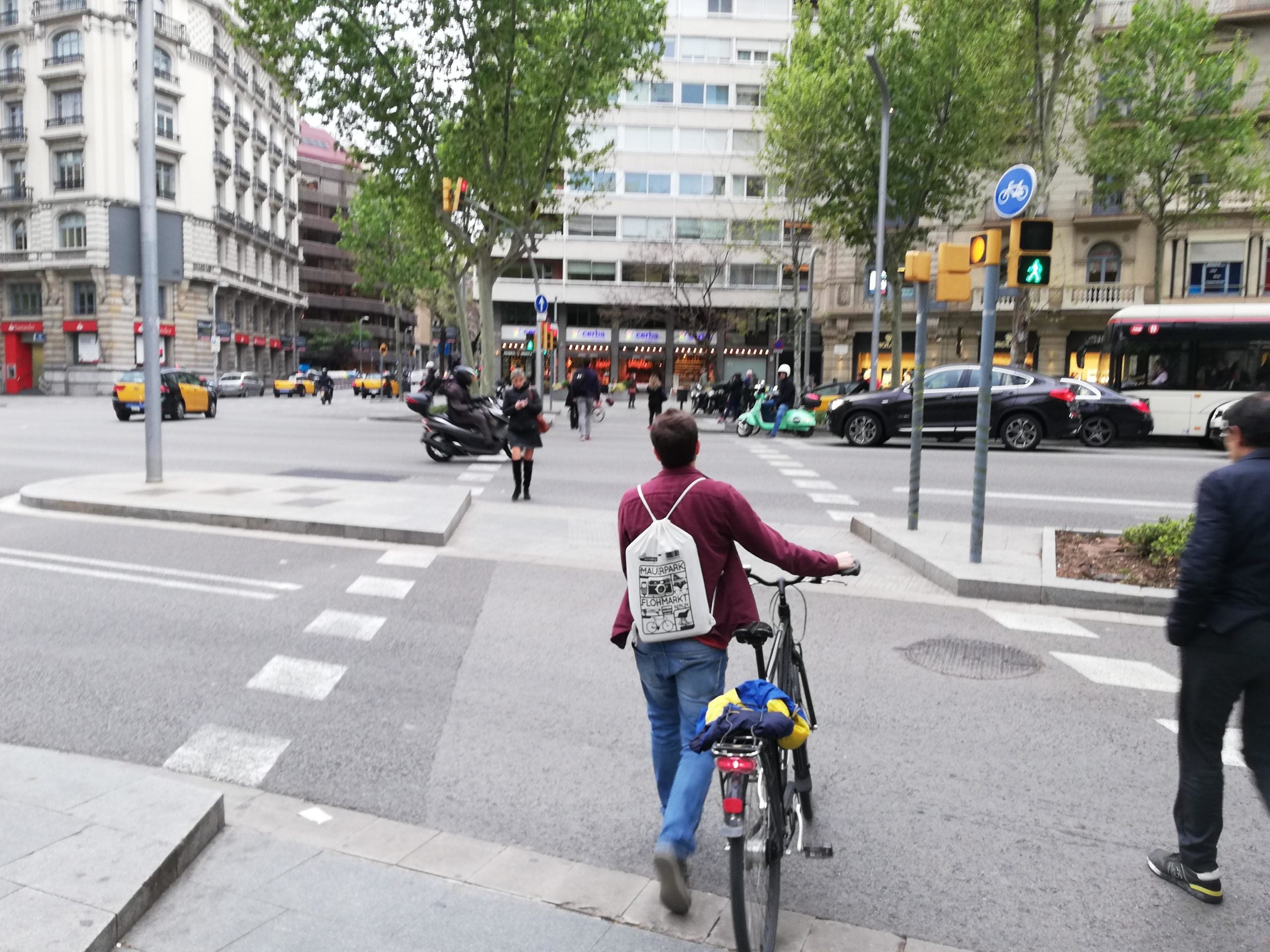 L'avinguda Diagonal s'ha de creuar a peu perquè, tot i que hi ha un carril bici, no està senyalitzat. 18-4-2019 | Adrià Lizanda