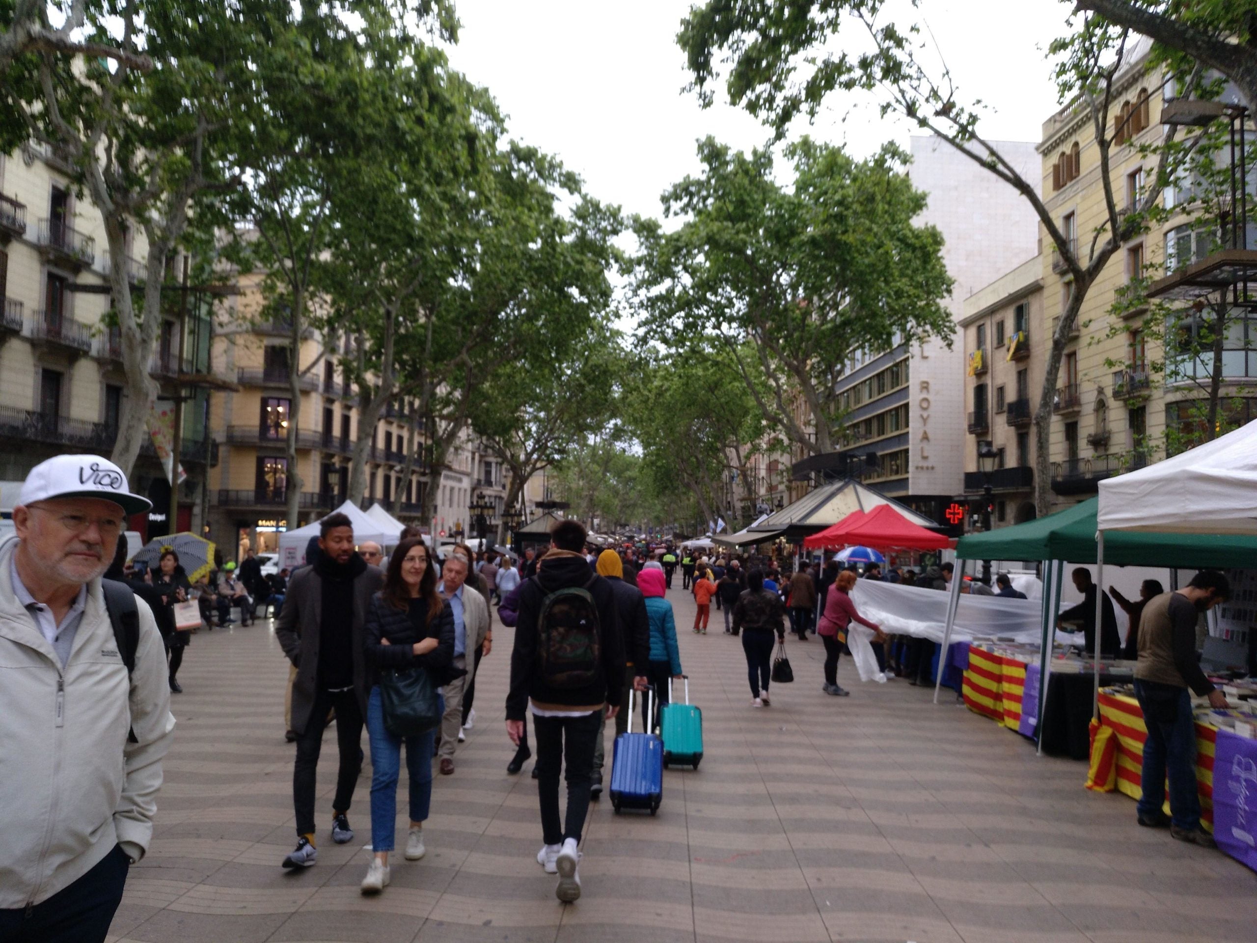 Ben poca gent celebrant Sant Jordi a la Rambla, a quarts de deu del matí / MMP