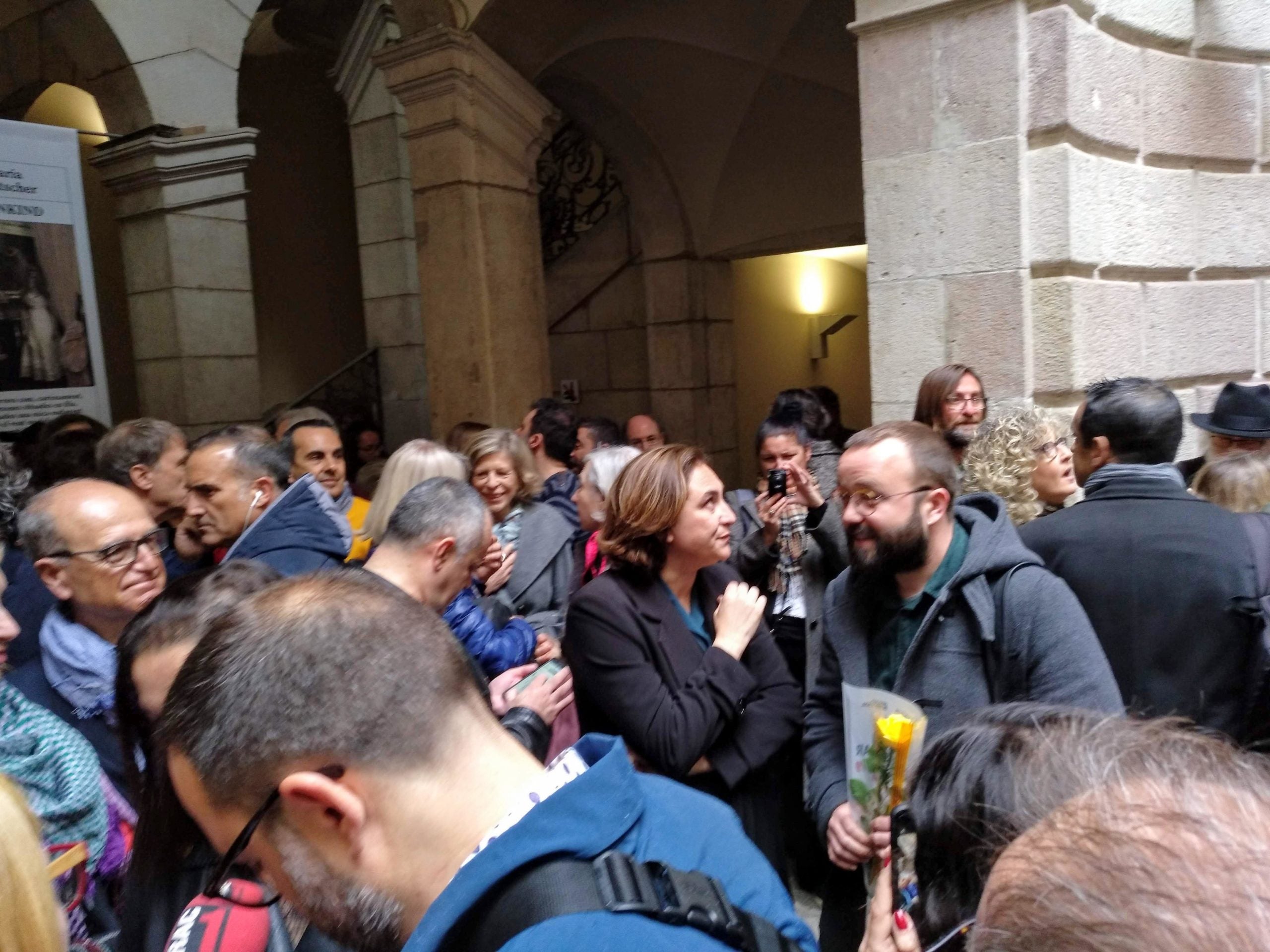L'alcaldessa Ada Colau a l'esmorzar de Sant Jordi, acompanyada de Carlos Macías que li porta la rosa groga de Cuixart / MMP L'alcaldessa Ada Colau a l'esmorzar de Sant Jordi, acompanyada de Carlos Macías que li porta la rosa groga de Cuixart / MMP