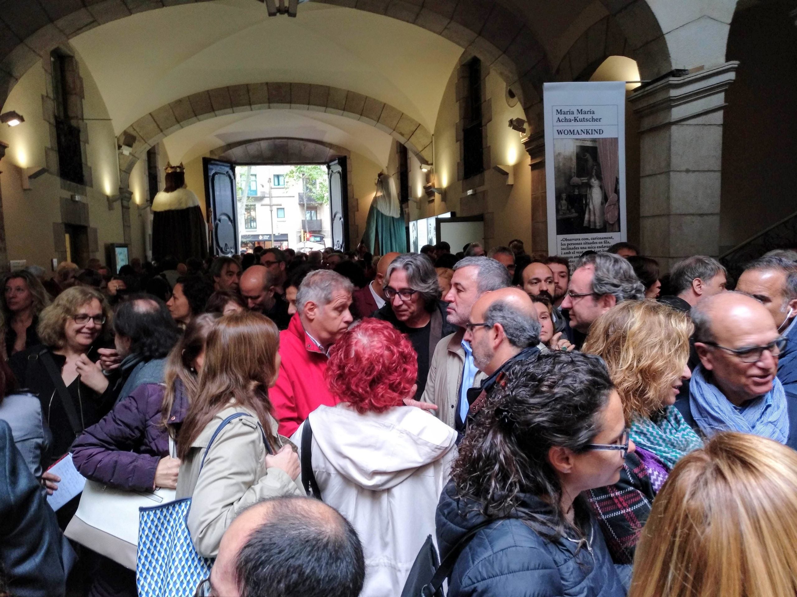 Alberto Fernández, envoltat de regidors d'altres partits a l'esmorzar de Sant Jordi / MMP