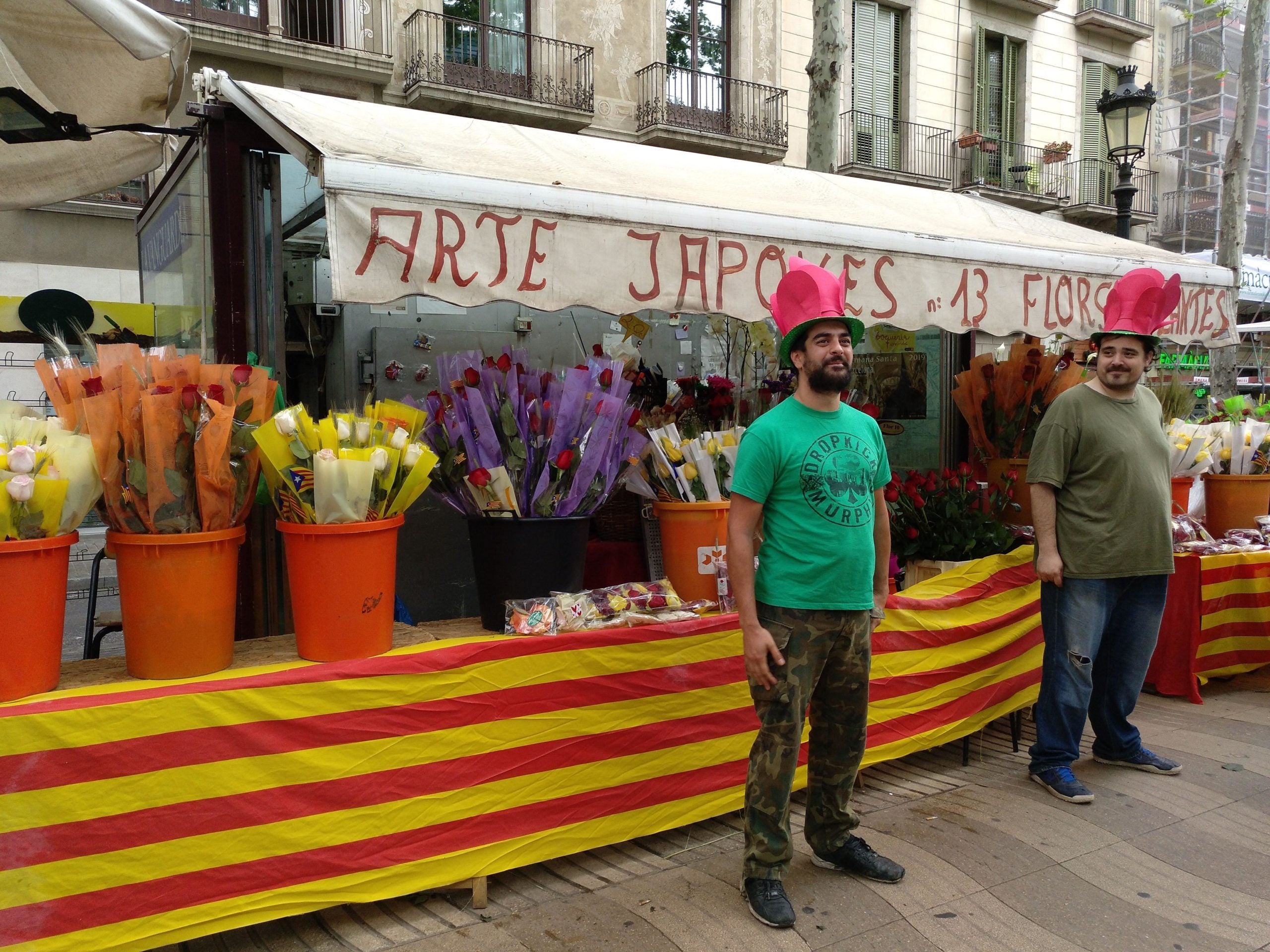 Fidel i Carlos, de la floristeria 'Arte japonés' de la Rambla, amb els barrets temàtics / MMP