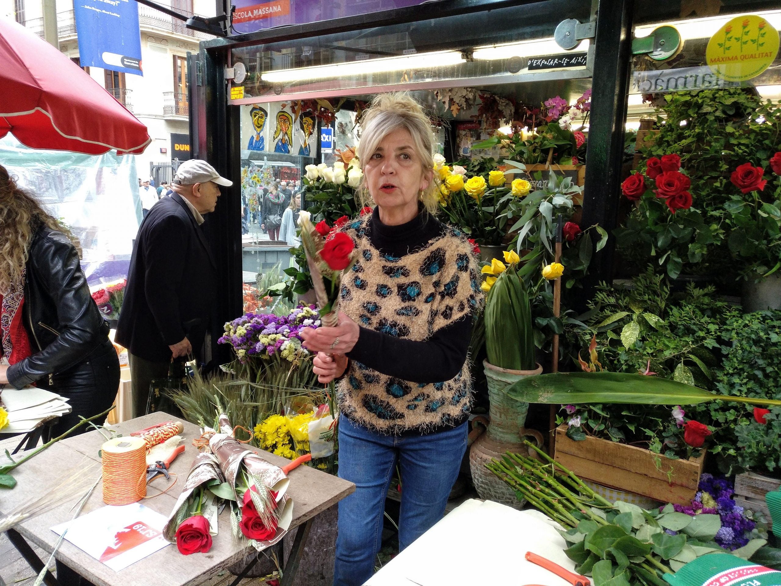 Carolina Pallés, despatxant roses a la Rambla / MMP