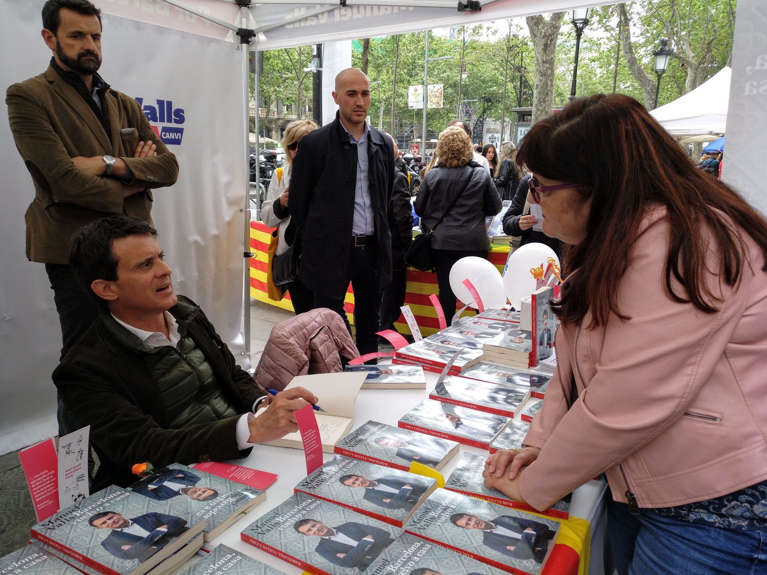 Manuel Valls conversa amb una simpatitzant aquest Sant Jordi a Barcelona / Meritxell M. Pauné