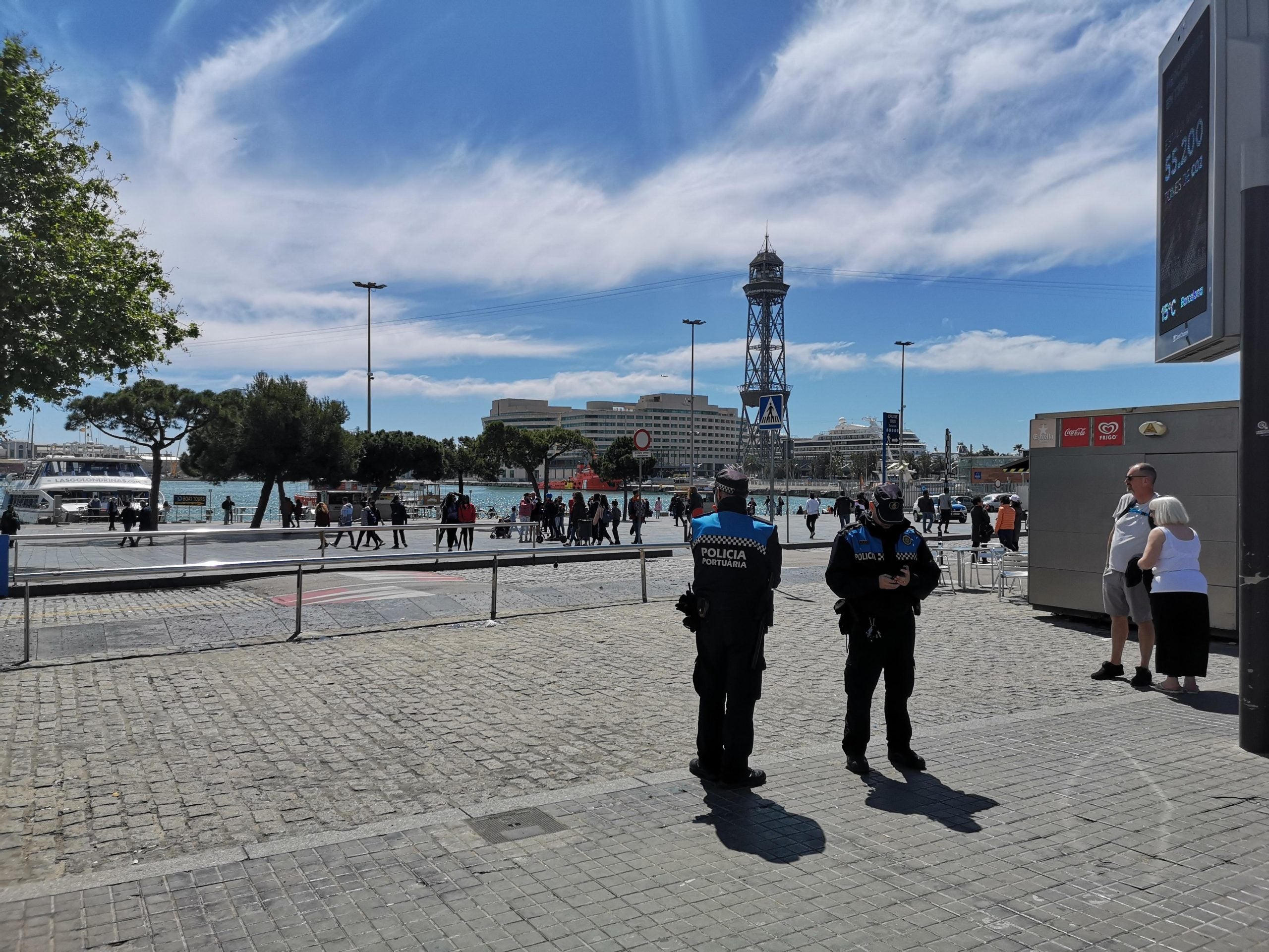 Agents de la policia portuària a la zona on s'instal·laven els manters. | David Cobo