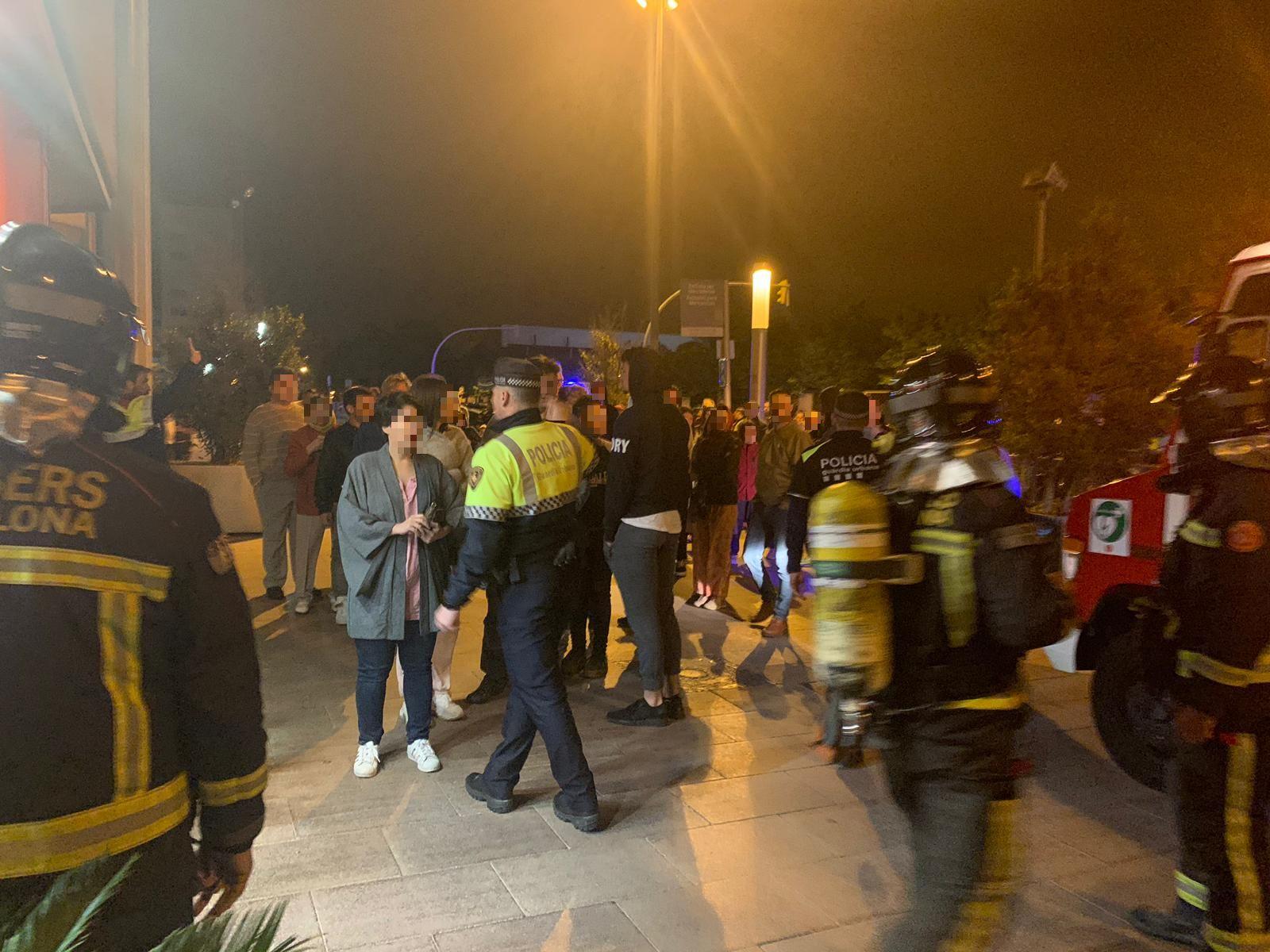 Els clients de l'hotel desallotjats per l'incendi. 25-4-2019 | Guàrdia Urbana