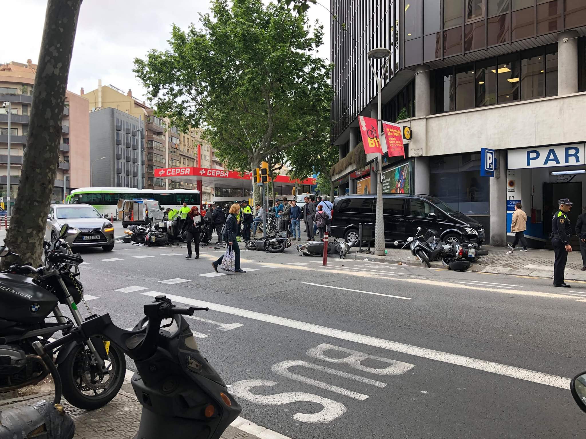 Imatge de l'accident amb la furgoneta a la vorera. 30-4-2019 | Anti-radar Catalunya Imatge de l'accident amb la furgoneta a la vorera. 30-4-2019 | Anti-radar Catalunya