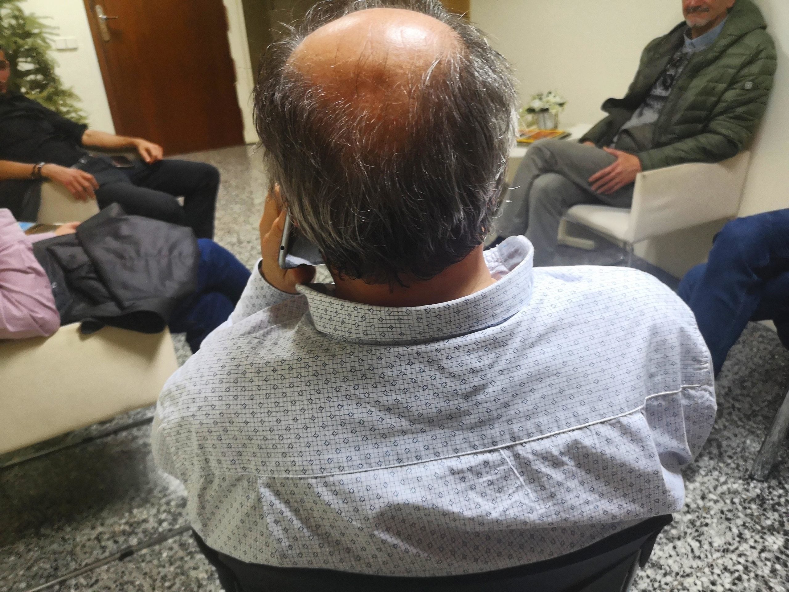 Francesc Perendreu d'esquenes en una teràpia grupal dels pacients addictes. / D.C. Francesc Perendreu d'esquenes en una teràpia grupal dels pacients addictes. / D.C.