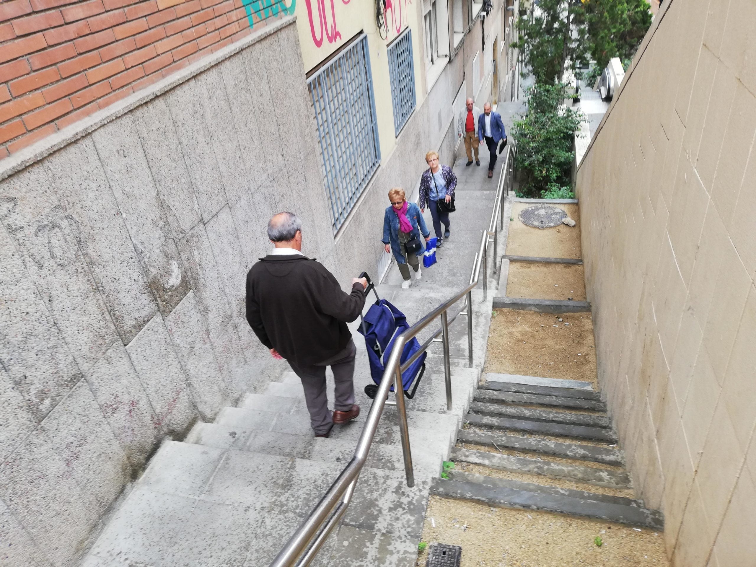 Molta gent gran fa servir les escales de la baixada de la Glòria per anar a comprar / XFDC